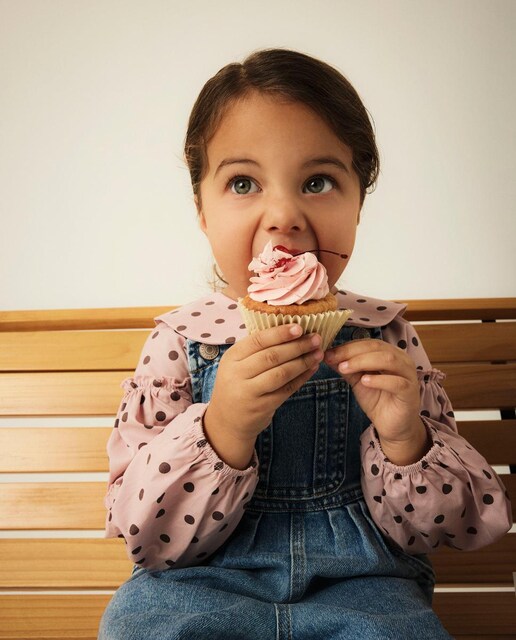 Camisa niña de lunares y cuello redondo