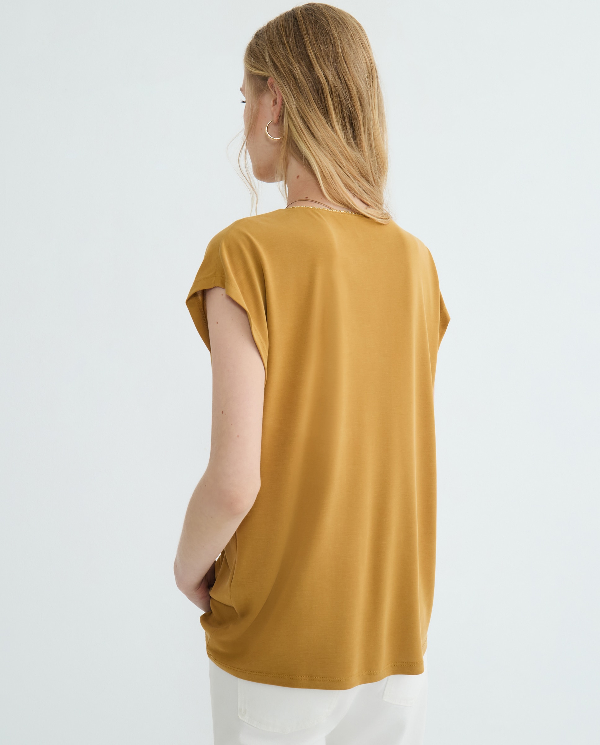 T-shirt sem Mangas com Decote em Bico Caramelo-3