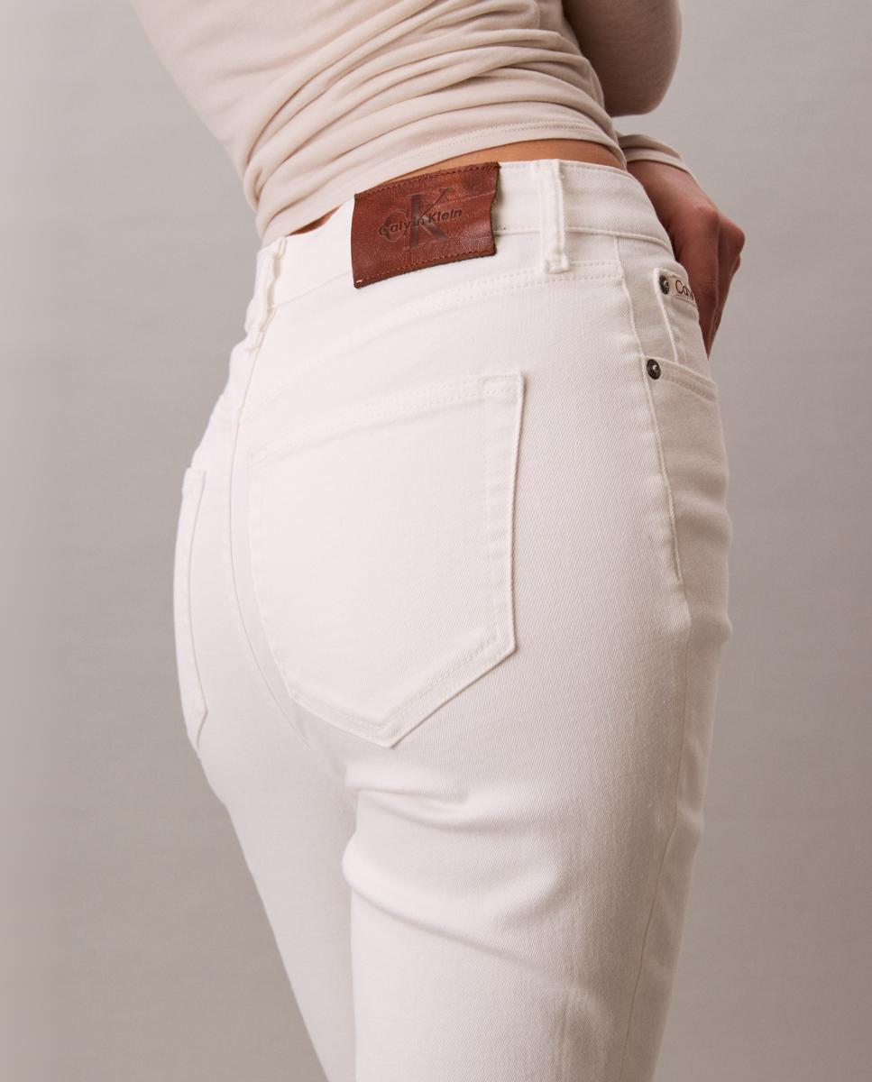Jeans à Boca de Sino com Cintura Subida Branco-6