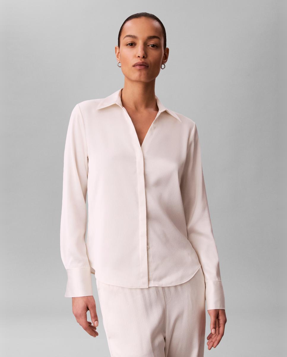 Calvin Klein - Camisa de mujer de satén ajustada.