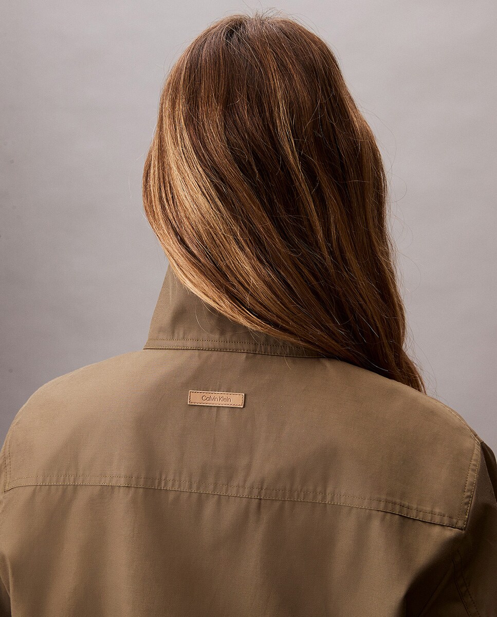 Chaqueta corta de mujer tipo gabardina · Calvin Klein · El Corte