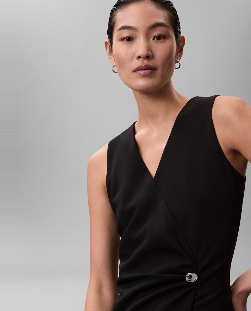 Vestido de Crepe sem Mangas Preto-4
