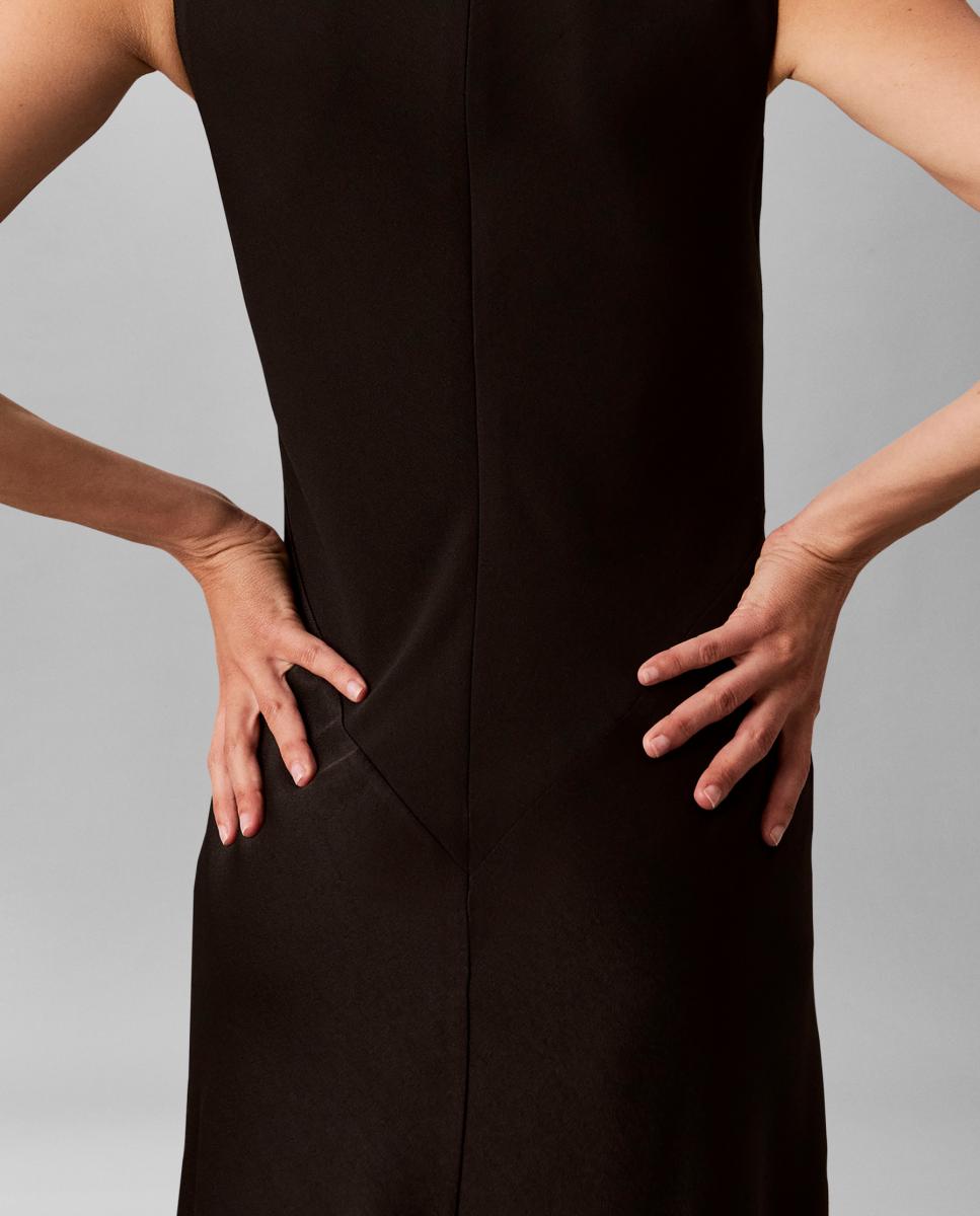 Vestido Midi de Crepe com Decote em Bico Preto-5