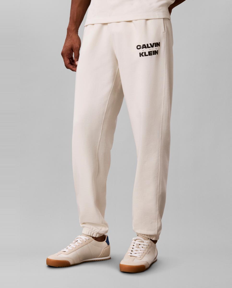 Imagen 2 de Pantalón jogger Hombre con logo - Calvin Klein Jeans - Crudo Crudo