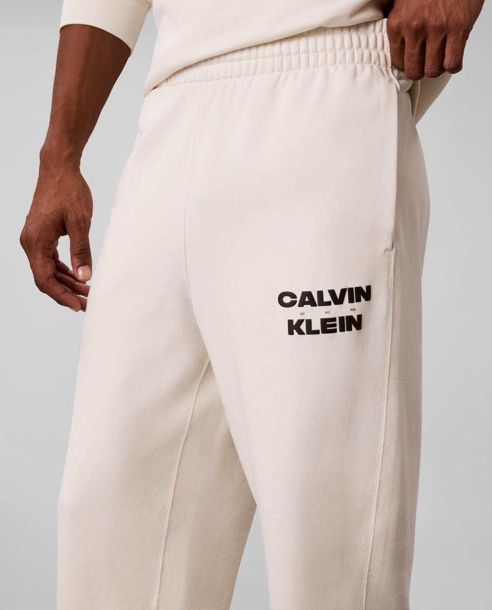 Imagen 4 de Pantalón jogger Hombre con logo - Calvin Klein Jeans - Crudo Crudo