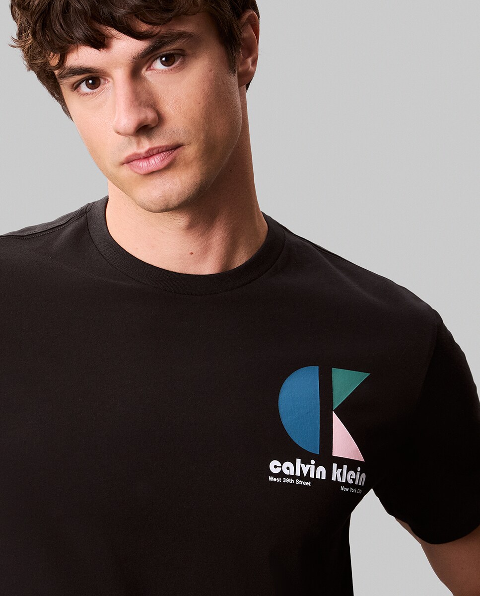 T-shirt com Ilustração Preto-3