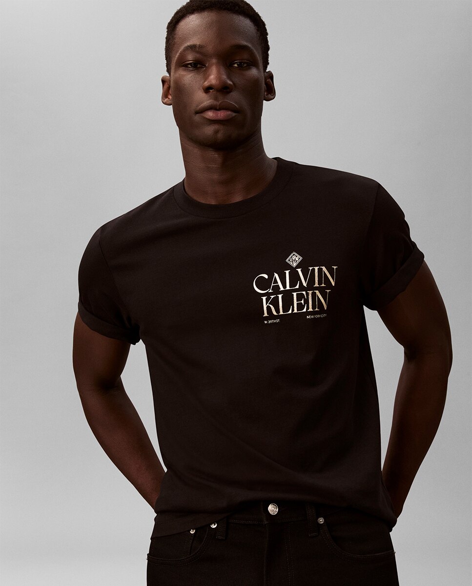 T-shirt com Desenho de Rosas Preto-2