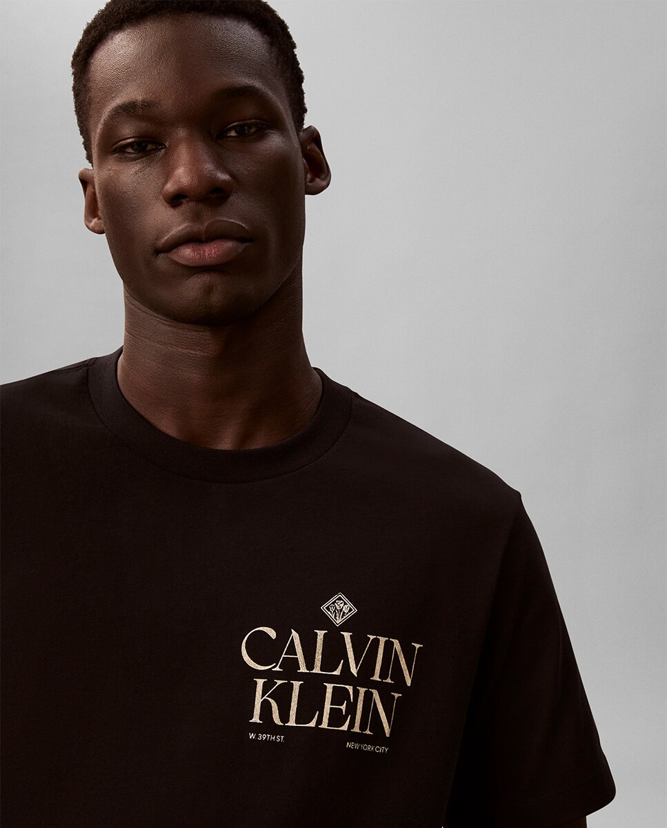 T-shirt com Desenho de Rosas Preto-3