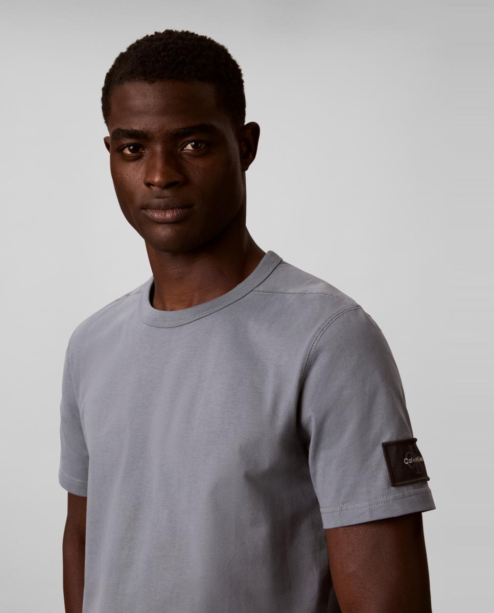 Imagen 3 de Camiseta Hombre con badge - Calvin Klein Jeans - Gris Gris