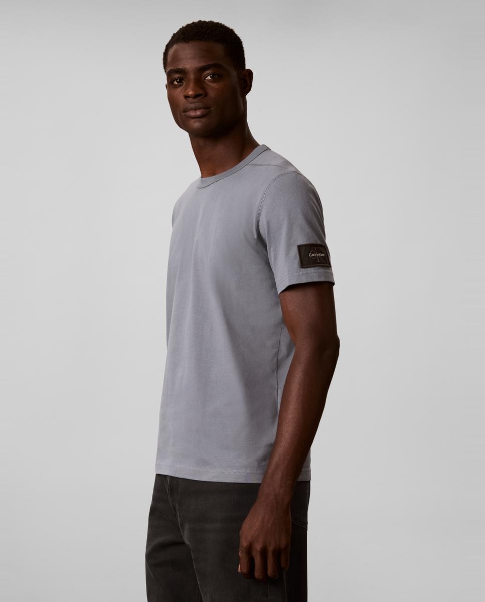 Imagen 4 de Camiseta Hombre con badge - Calvin Klein Jeans - Gris Gris