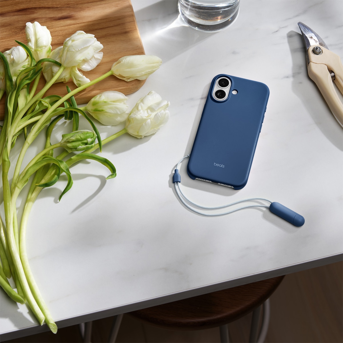 Funda Apple Kickstand de Beats Azul cobalto con MagSafe y Control de Cámara para iPhone 17 Azul Cobalto-2
