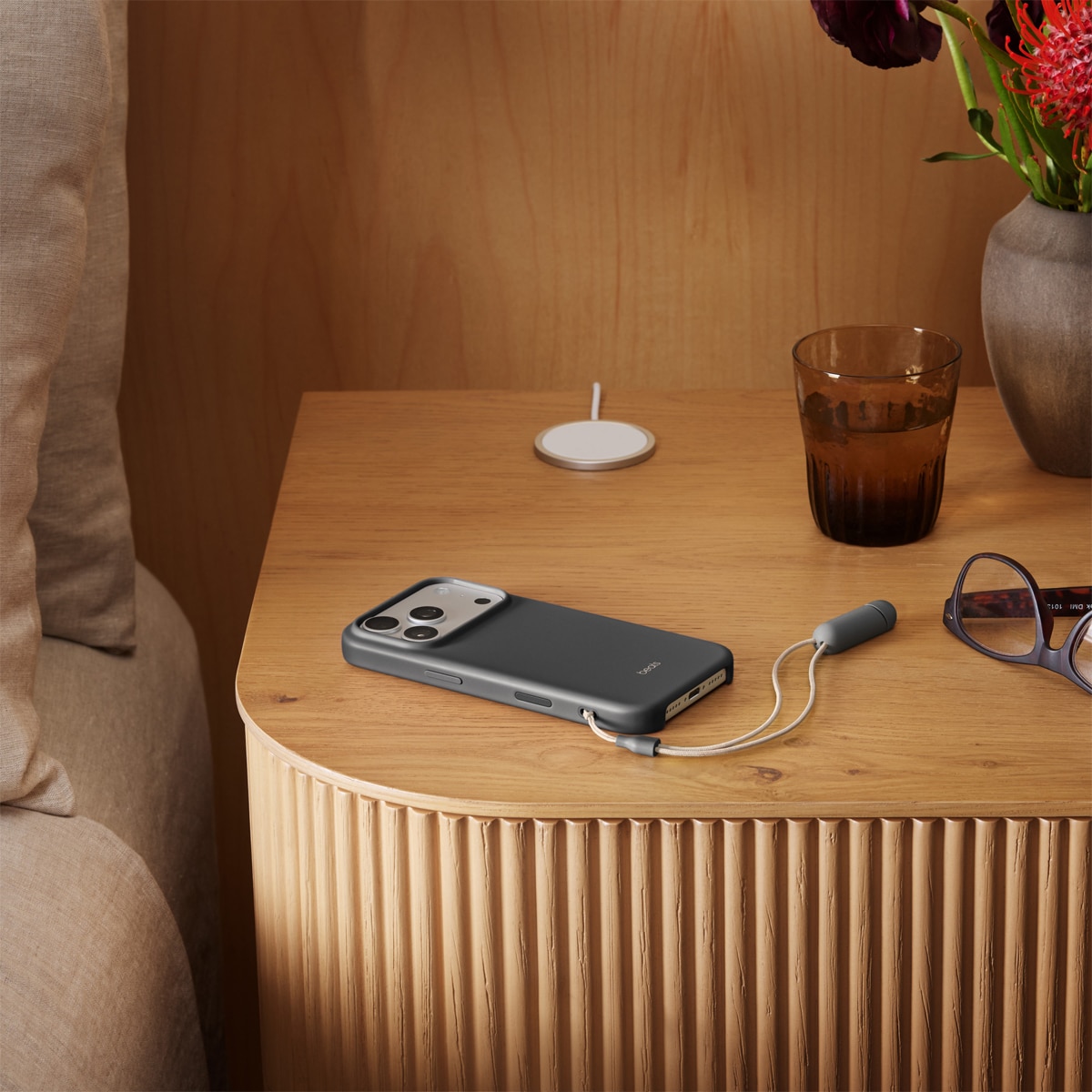 Funda Apple Kickstand de Beats Gris antracita con MagSafe y Control de Cámara para iPhone 17 Pro Gris Antracita-2
