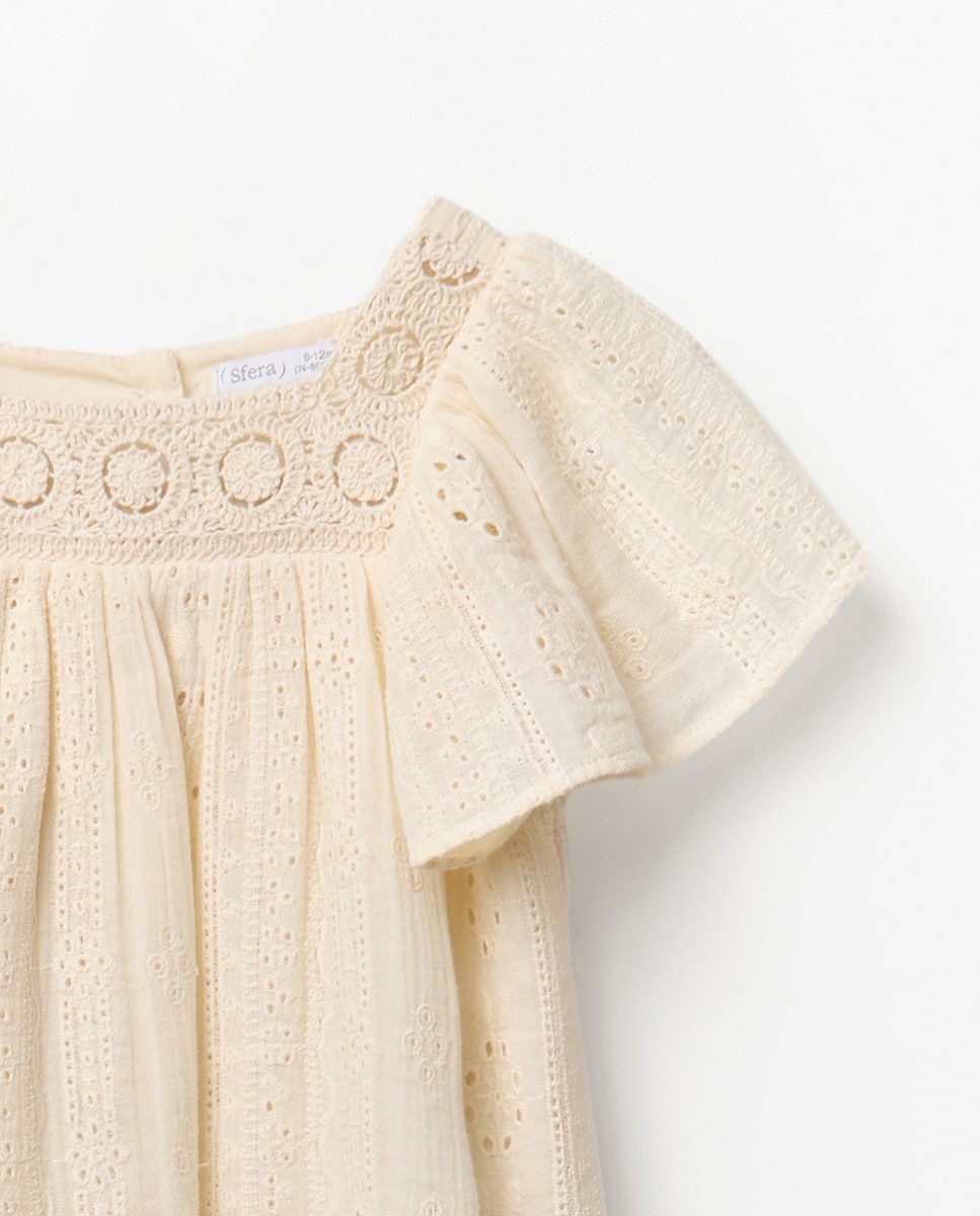 Vestido com rendas Cru-7