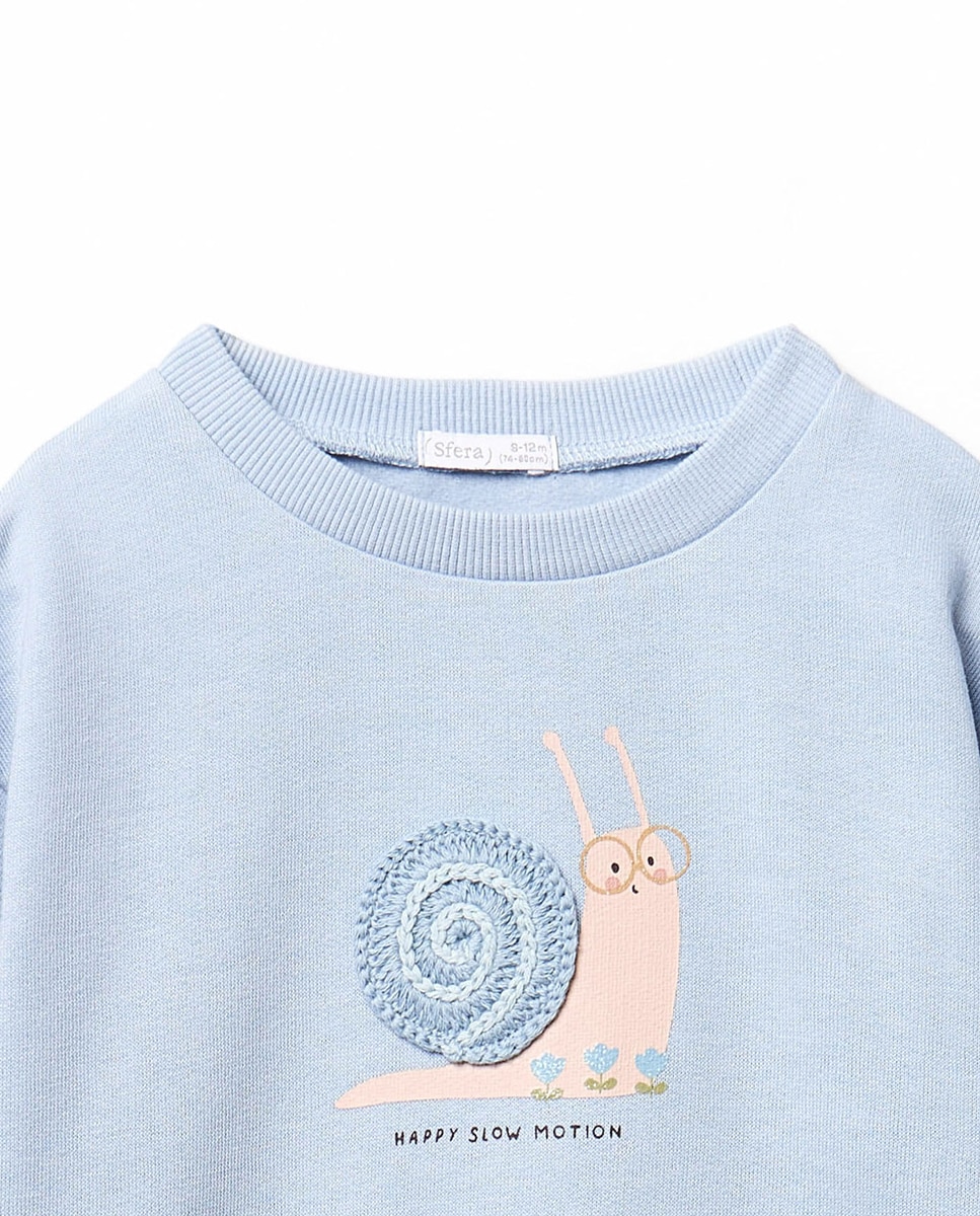 Sweatshirt com Caracol de Crochet 410 Azul Claro-2