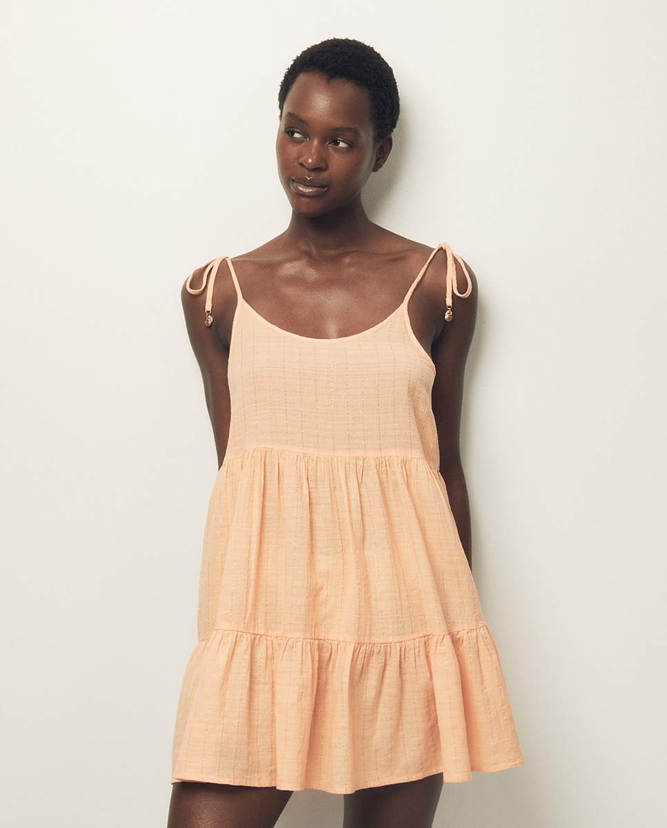 Imagem 0 de Vestido Curto com Fio Metalizado