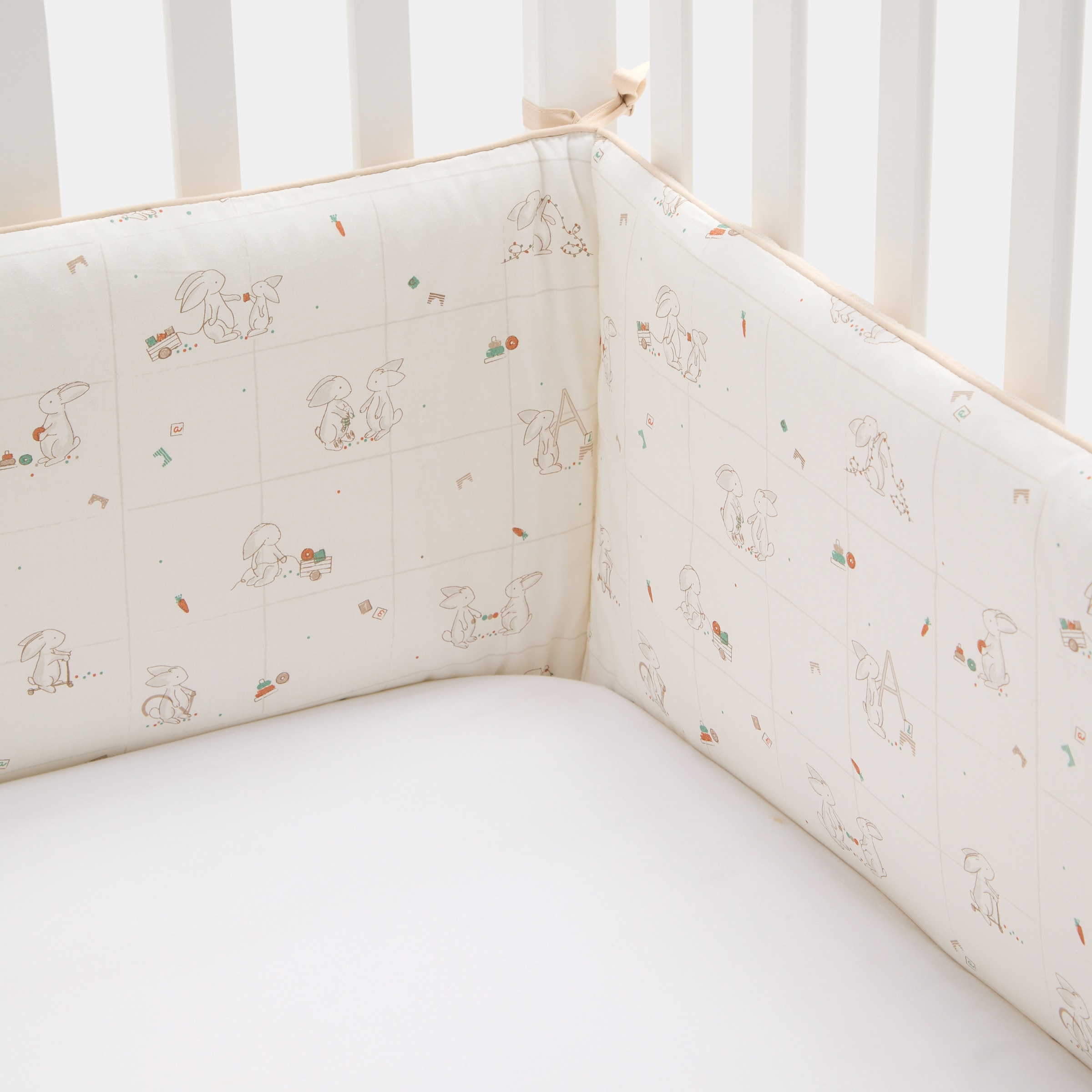 Imagem 0 de Resguardo de berço reversível Cotton Juice Baby Home coleção Sésamo  30*180 cm coelhinhos