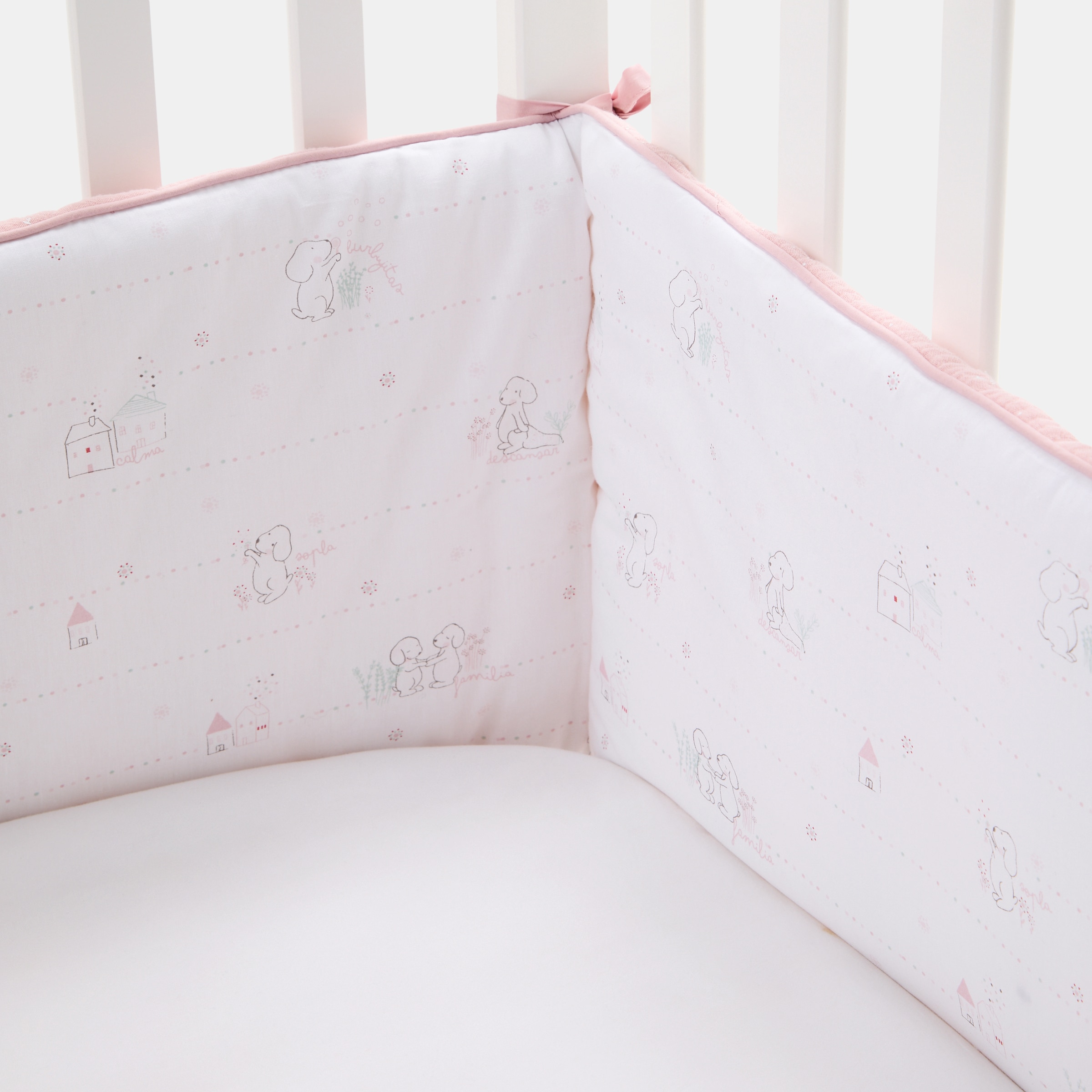 Imagem 0 de Resguardo de berço reversível Cotton Juice Baby Home coleção Sésamo  30*180 cm cãezinhos