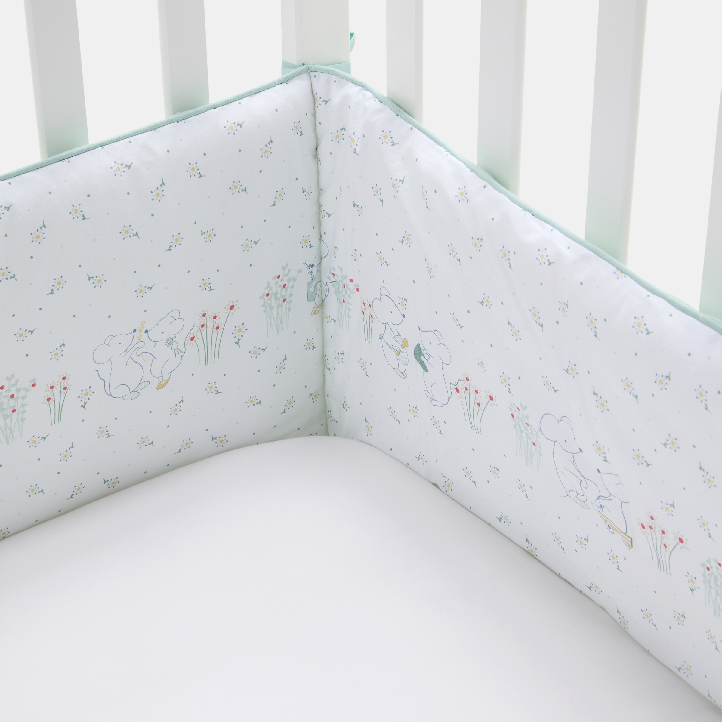 Imagem 0 de Resguardo de berço reversível Cotton Juice Baby Home coleção Sésamo  30*180 cm ratinhos jardineiros