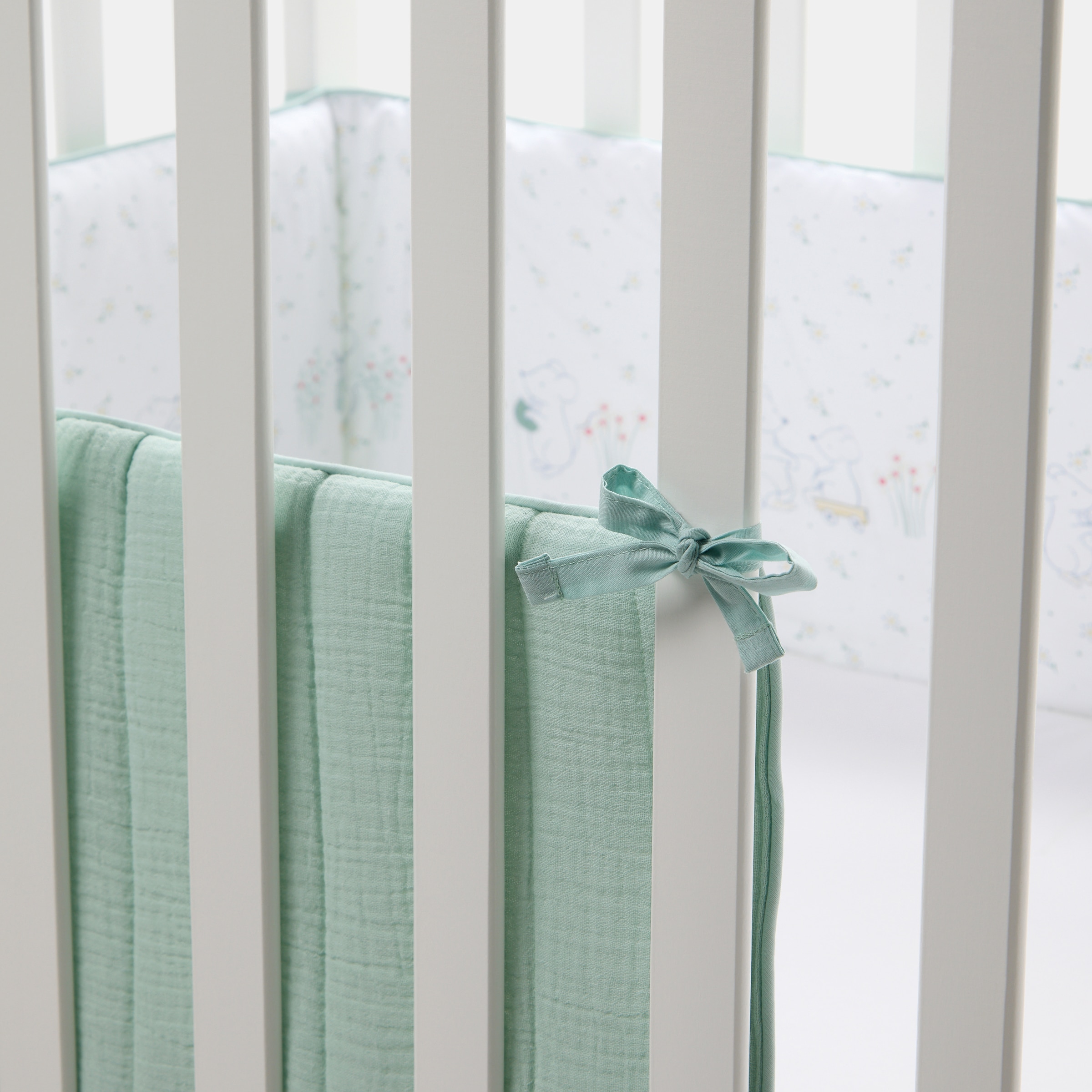 Resguardo de berço reversível Cotton Juice Baby Home coleção Sésamo 30*180 cm ratinhos jardineiros Verde Mint-3