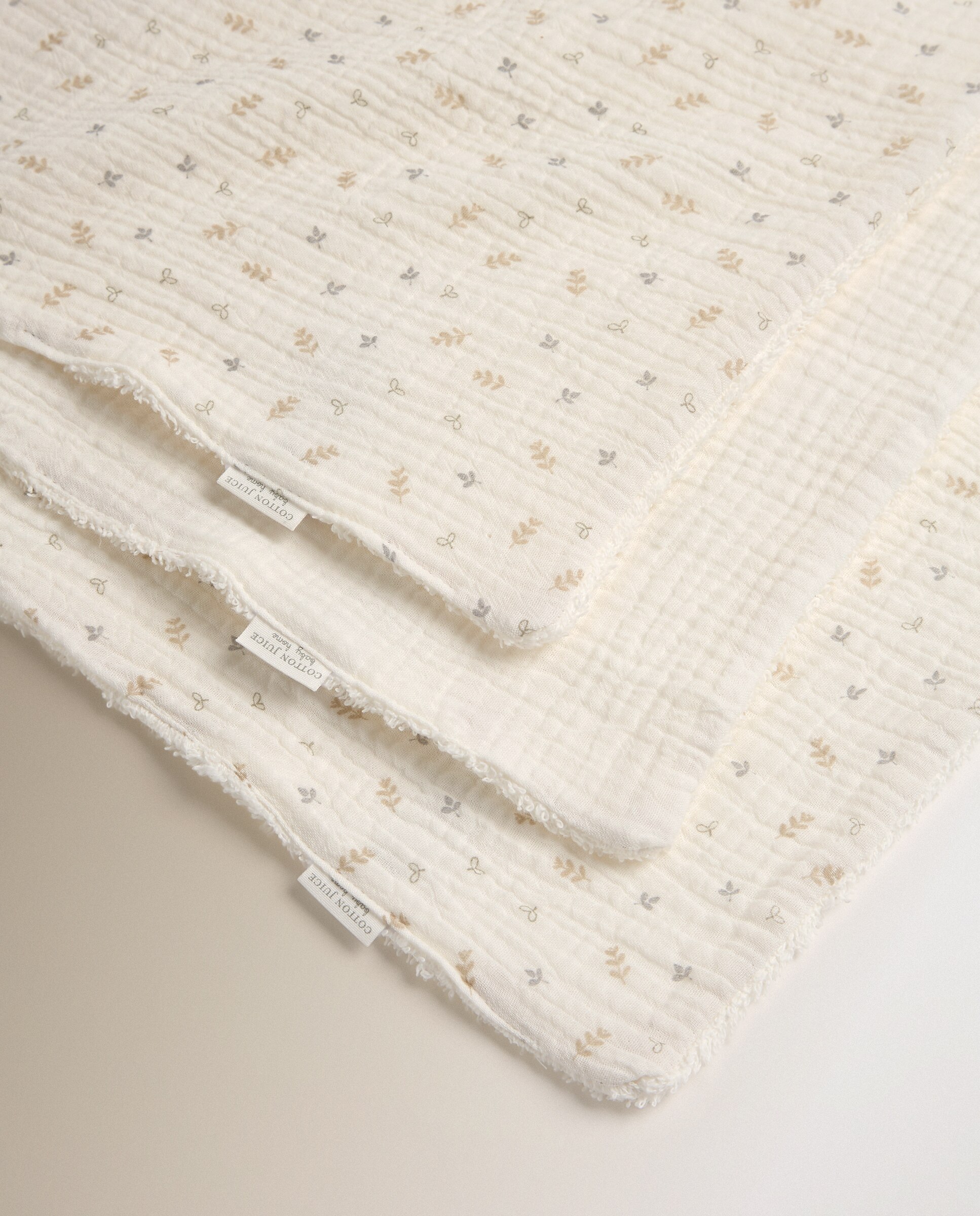 Imagen 0 de Pack 3 toallitas de manos Cotton Juice Baby Home Petit Silvestre rizo y muselina Natural