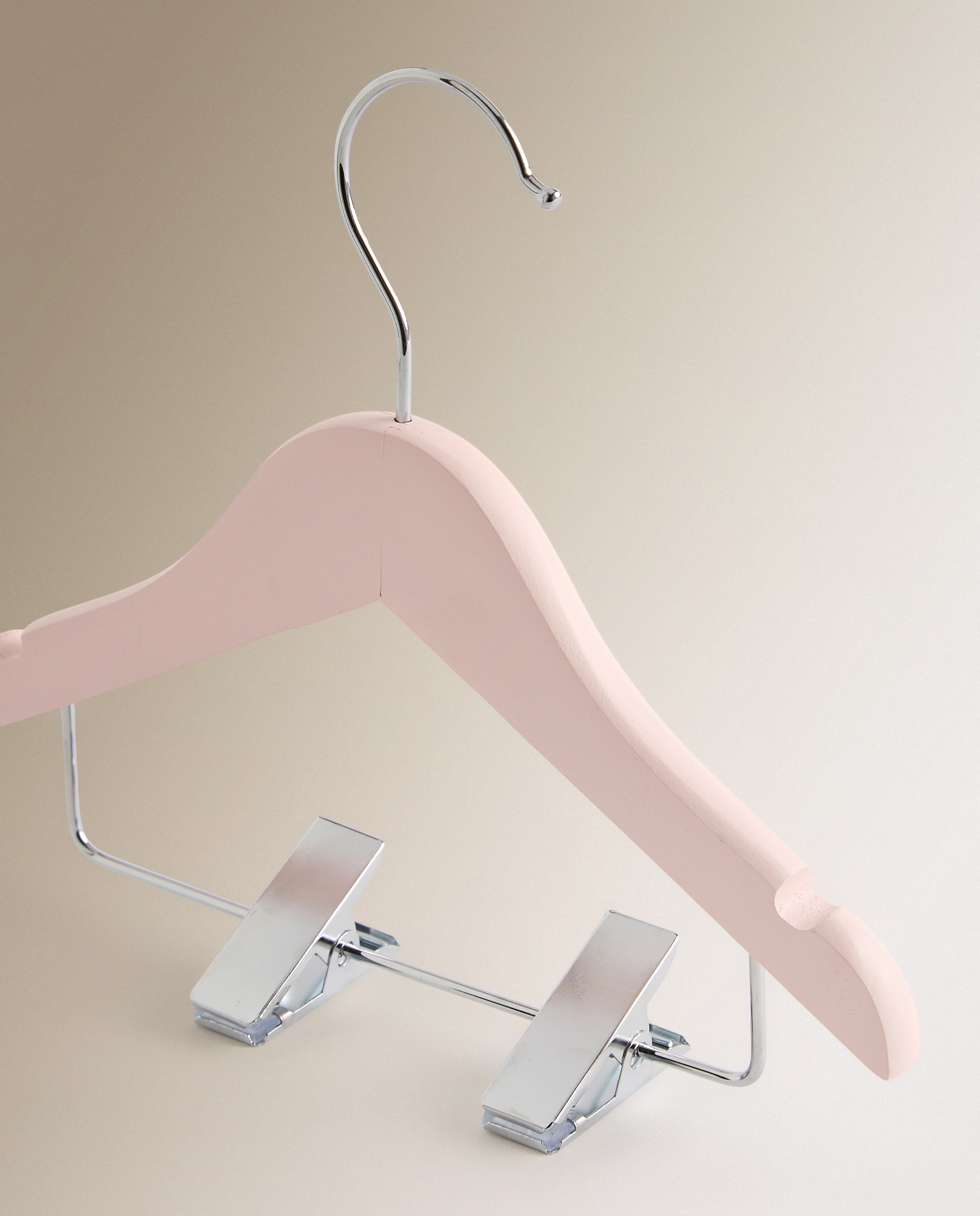 Pack de 2 Cabides de Bebé em Madeira com Mola Rosa-claro-2