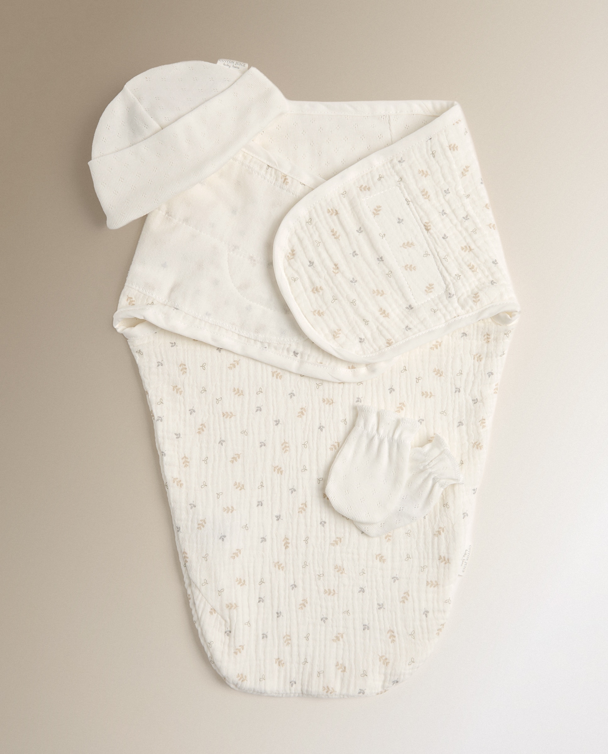 Imagen 0 de Pack regalo arrullo, manoplas y gorrito Cotton Juice Baby Home Petit Silvestre Natural