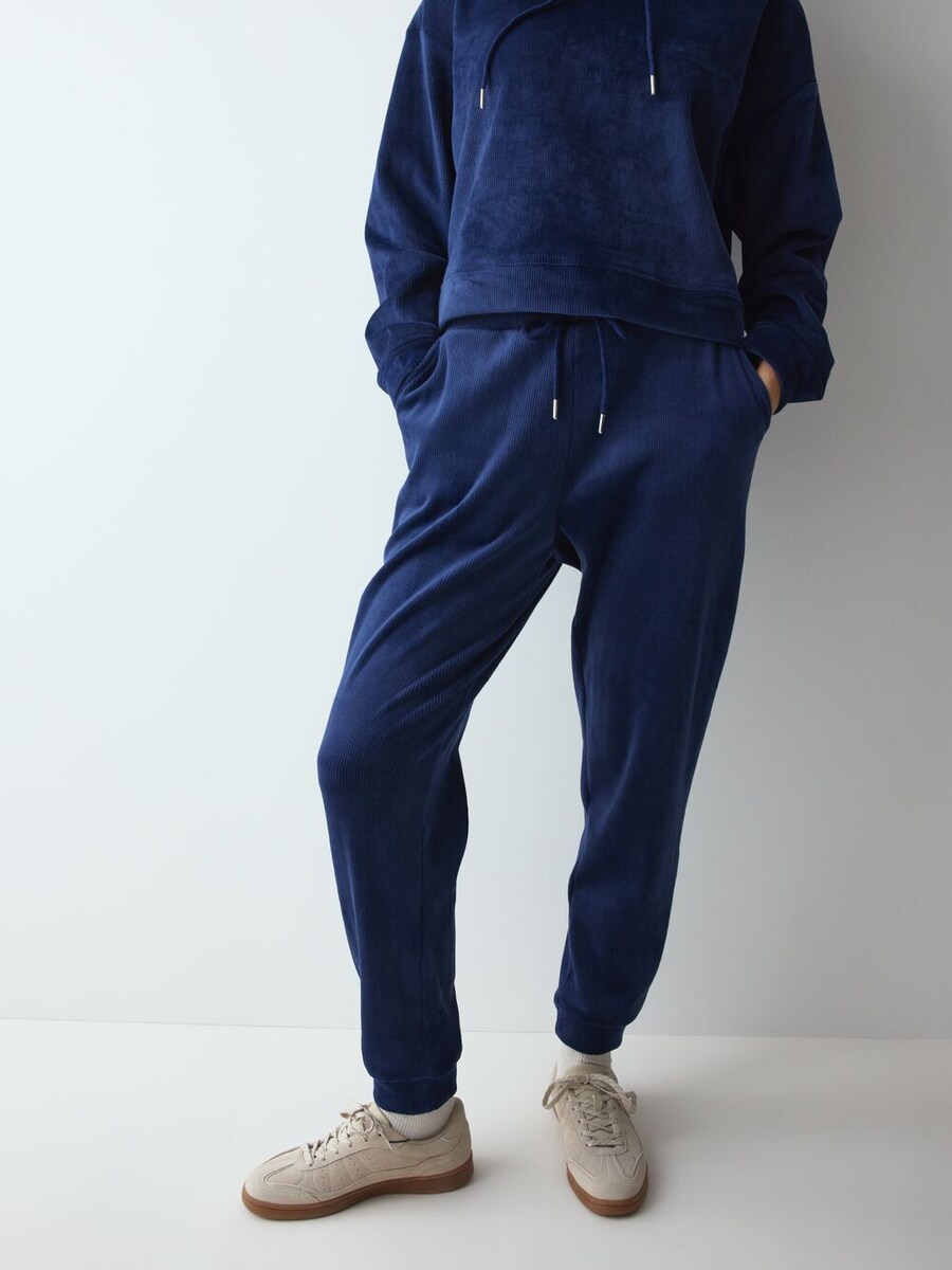 Imagen 0 de Pantalones estilo jogger de tejido terciopelo acanalado de tacto afelpado Azul marino