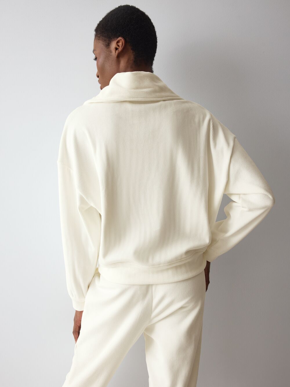 Sweatshirt Aconchegante em Tecido Canelado de Veludo com Tacto Felpudo Branco-gelo-2