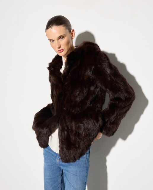 Chaquetón de piel con capucha de mujer