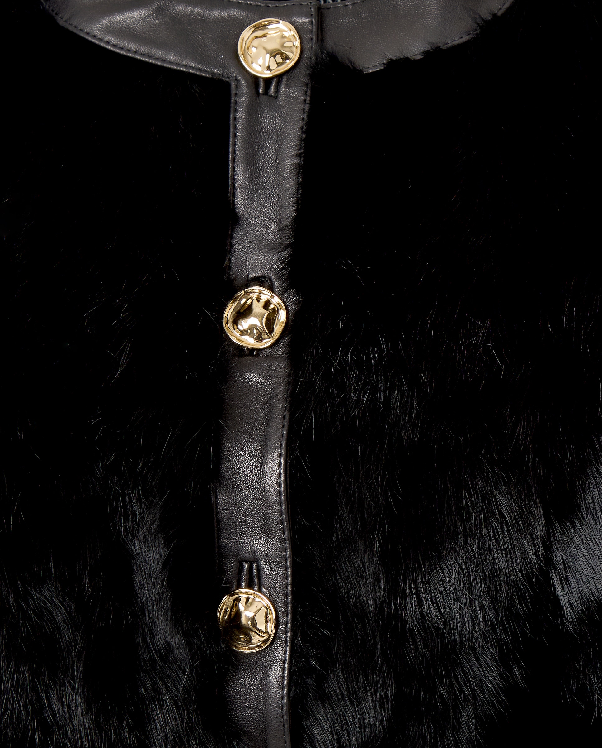 Casaco de Napa/Pelo com Botão Dourado Preto-6