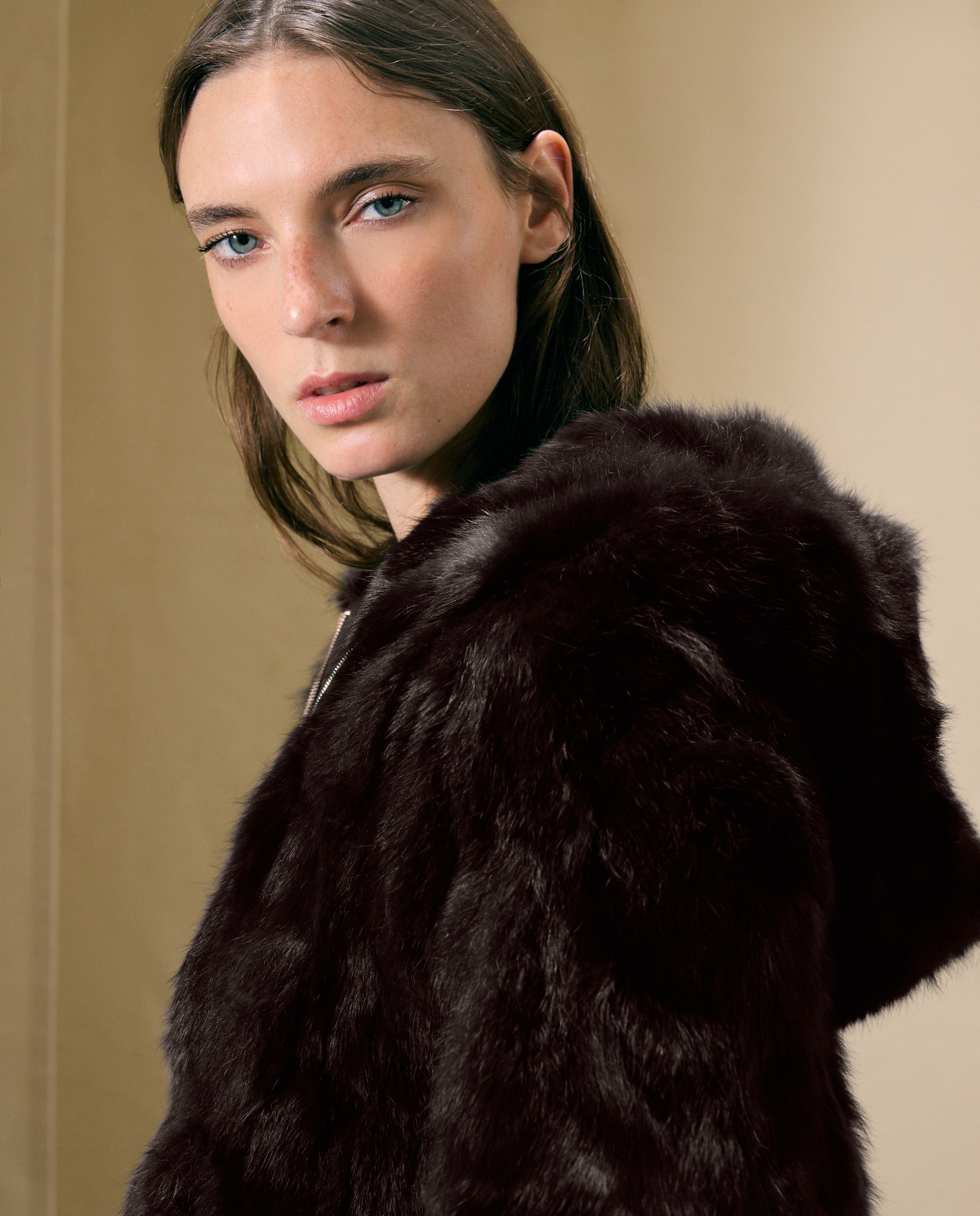 Chaquetón de mujer de pelo de conejo con capucha - Woman El Corte Inglés - Chocolate Chocolate-3