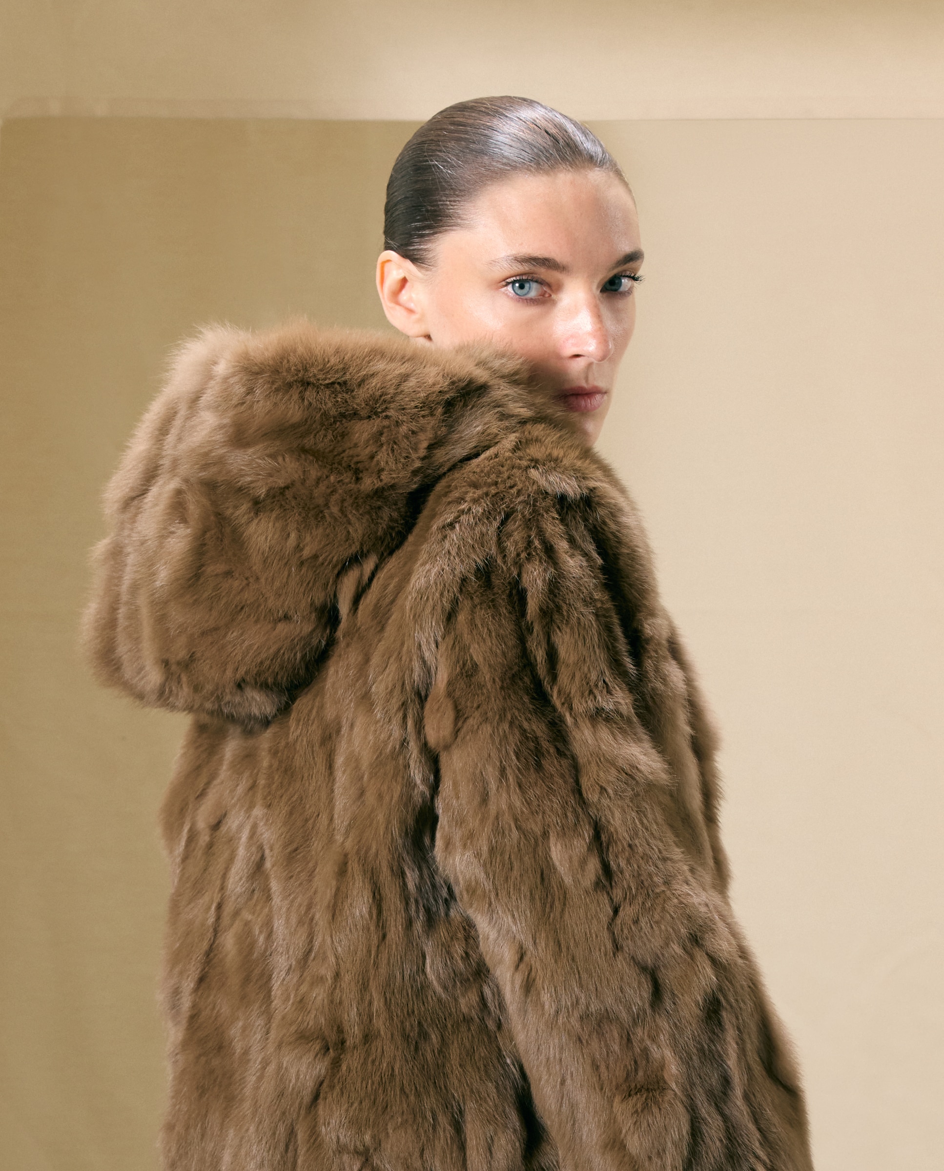 Chaquetón de mujer de pelo de conejo con capucha - Woman El Corte Inglés - 740 Tabaco 740 Tabaco-3