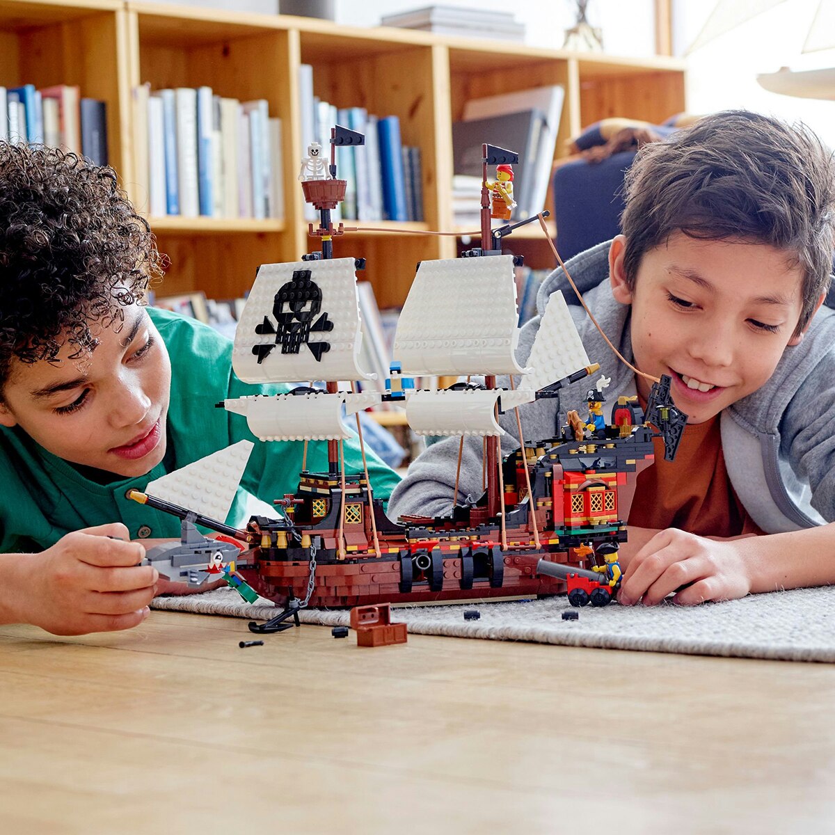 Juguete de Construcción Creativo Barco Pirata, Taberna o Isla Calavera LEGO Creator 3en1 - 31109 4