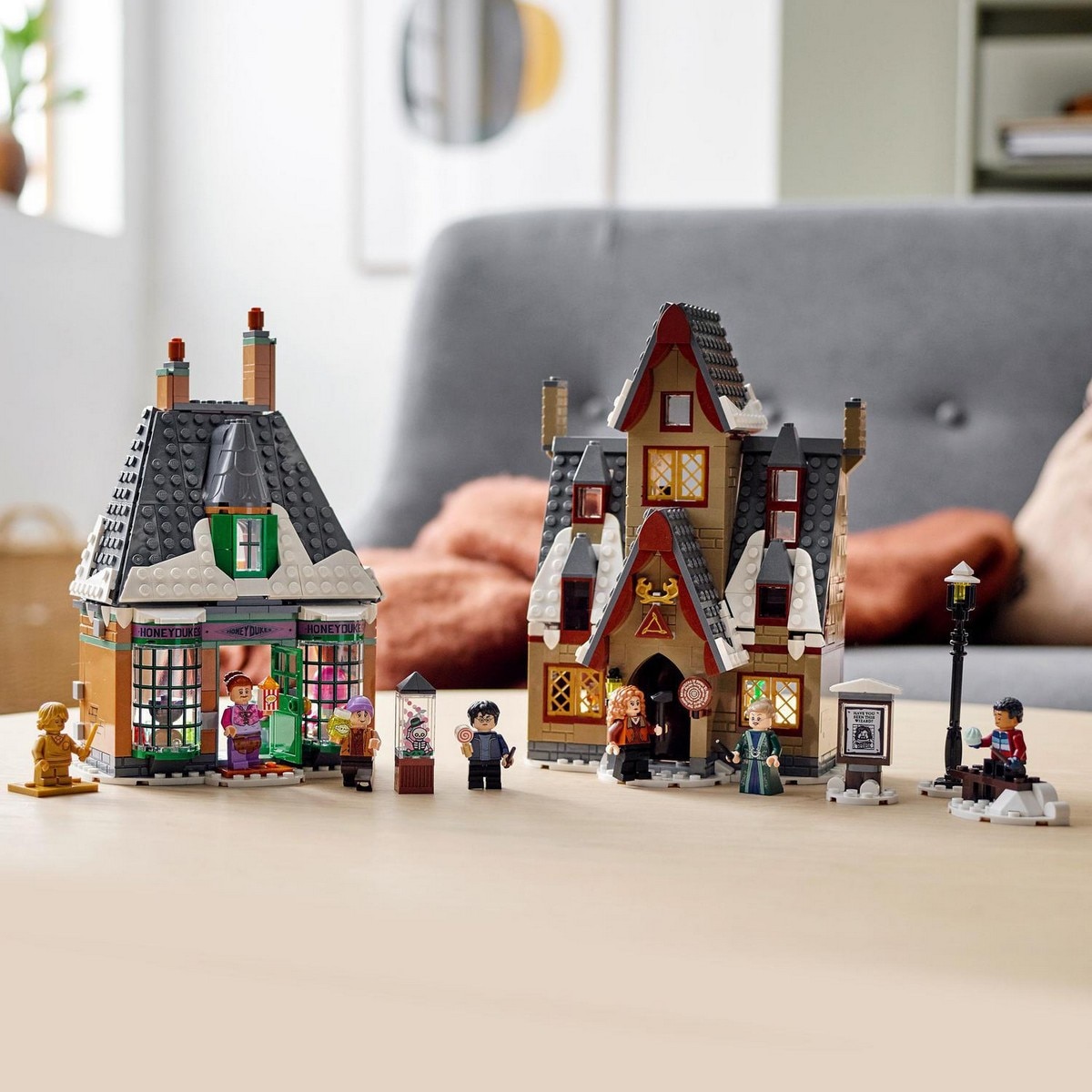 Juguete de Construcción Visita a la Aldea de Hogsmeade con Las Tres Escobas Coleccionable Wizarding World LEGO Harry Potter - 76388 2