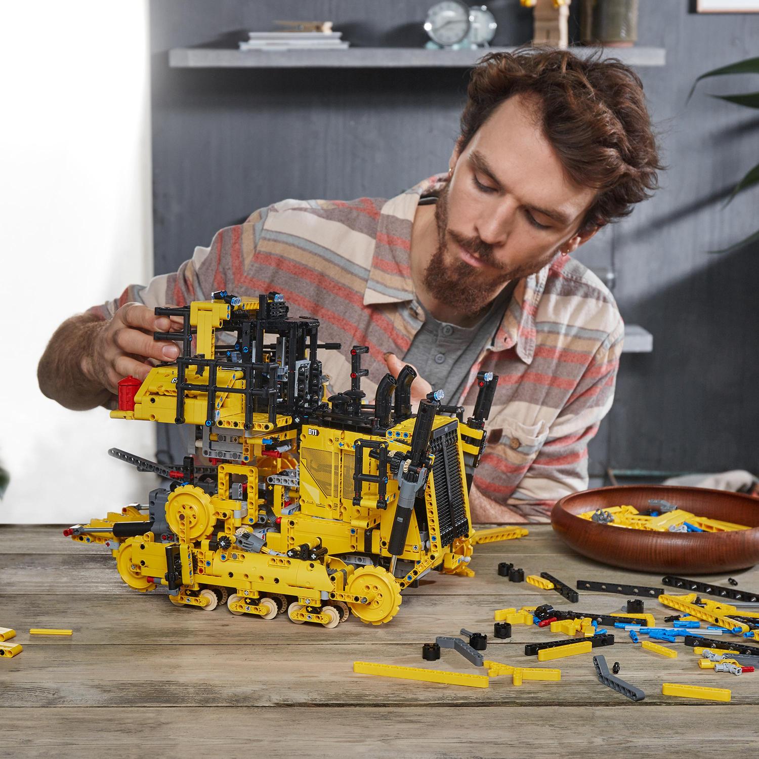 Buldócer Cat D11 Controlado por App, Vehículo Vintage Teledirigido, Set de Construcción, LEGO Technic 2