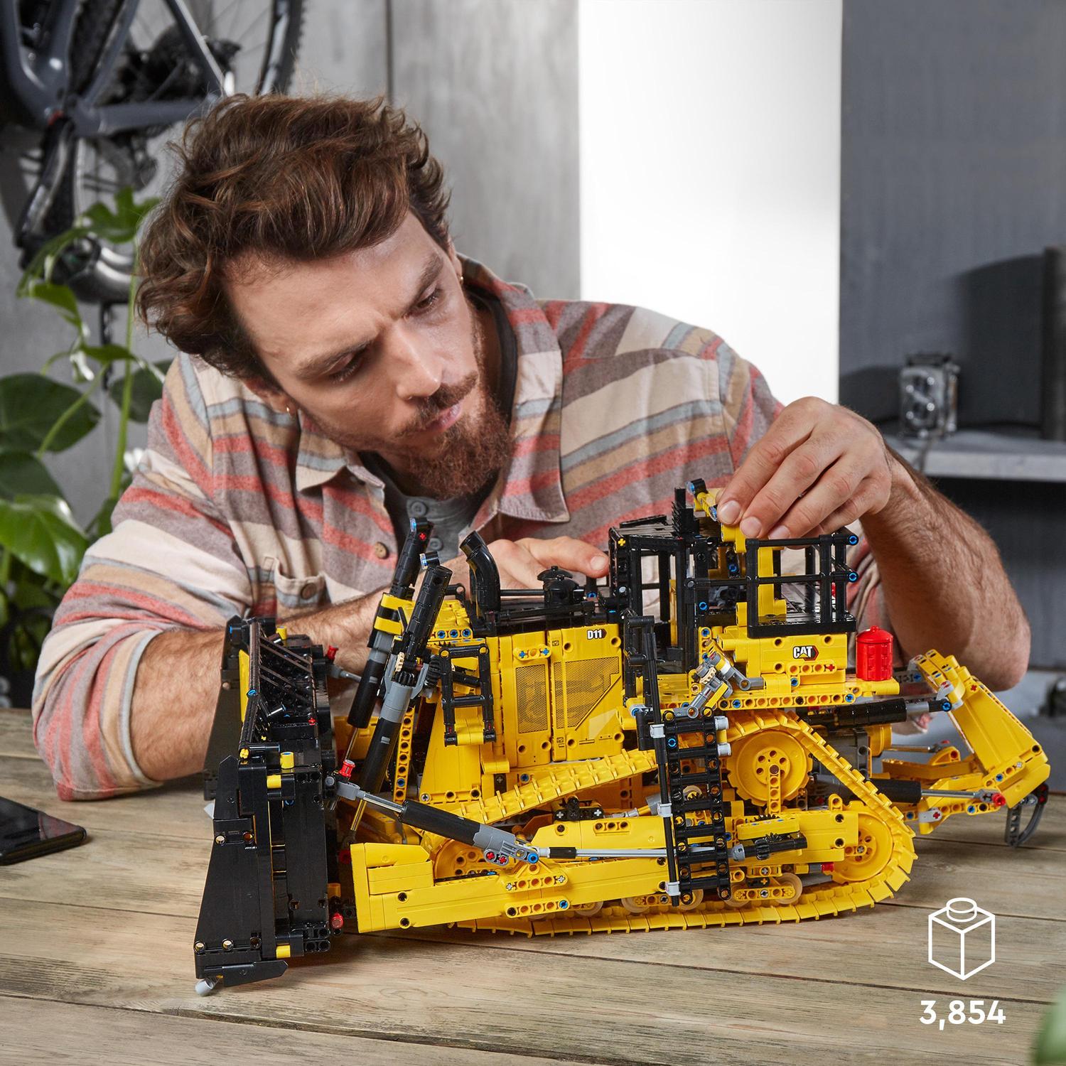 Buldócer Cat D11 Controlado por App, Vehículo Vintage Teledirigido, Set de Construcción, LEGO Technic 3