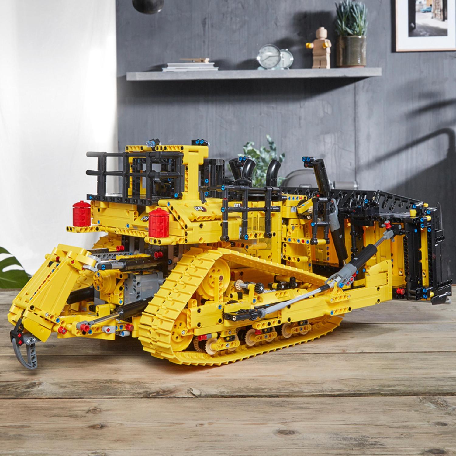 Buldócer Cat D11 Controlado por App, Vehículo Vintage Teledirigido, Set de Construcción, LEGO Technic 4