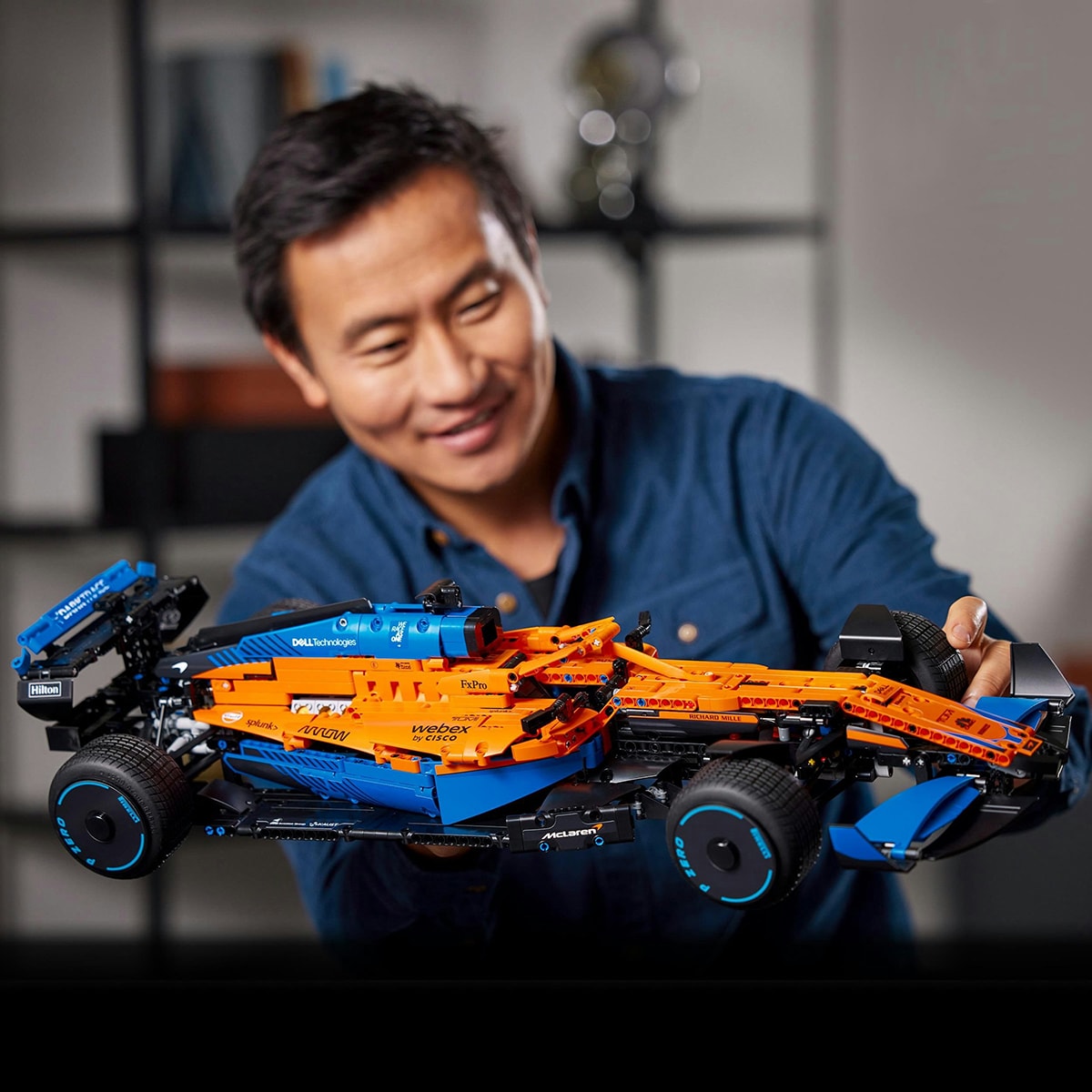 Réplica de Coche de Carreras McLaren Formula 1 de Juguete LEGO Technic - 42141 4