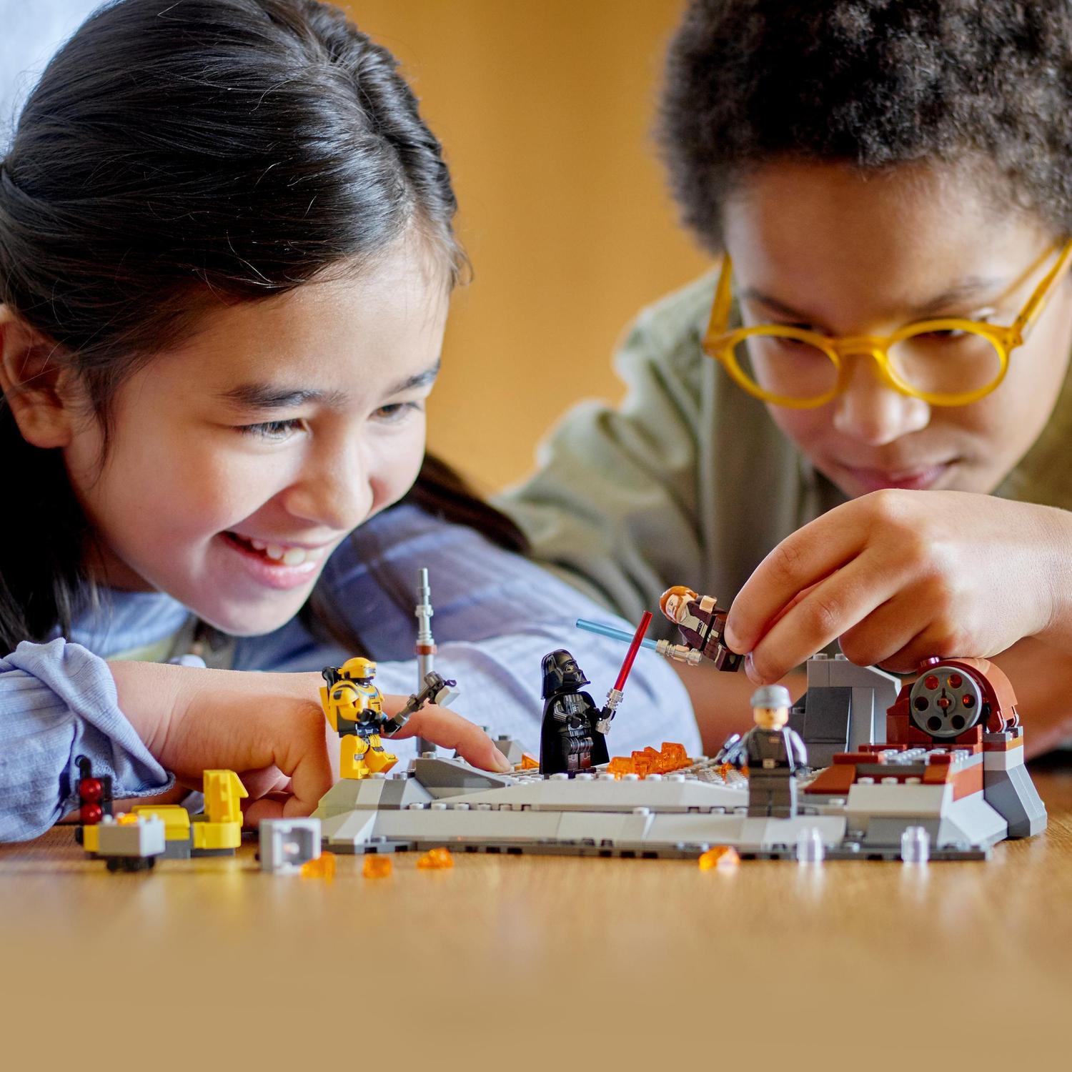 Juguete de Construcción Obi-Wan Kenobi vs. Darth Vader con Espadas Láser LEGO Star Wars - 75334 2