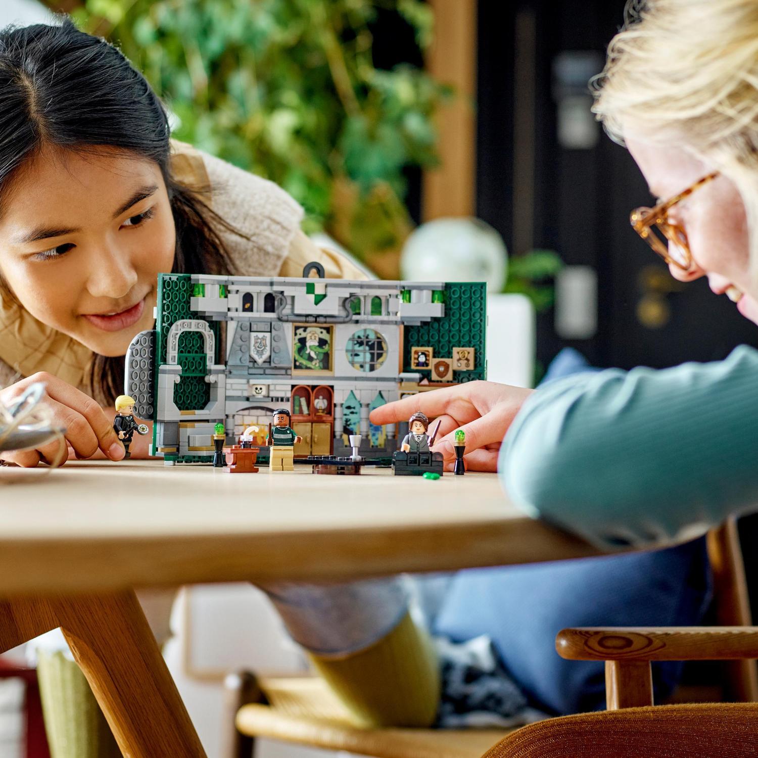 Juguete Portátil de Construcción Estandarte de la Casa Slytherin con Mini Figuras Wizarding World LEGO Harry Potter - 76410 2