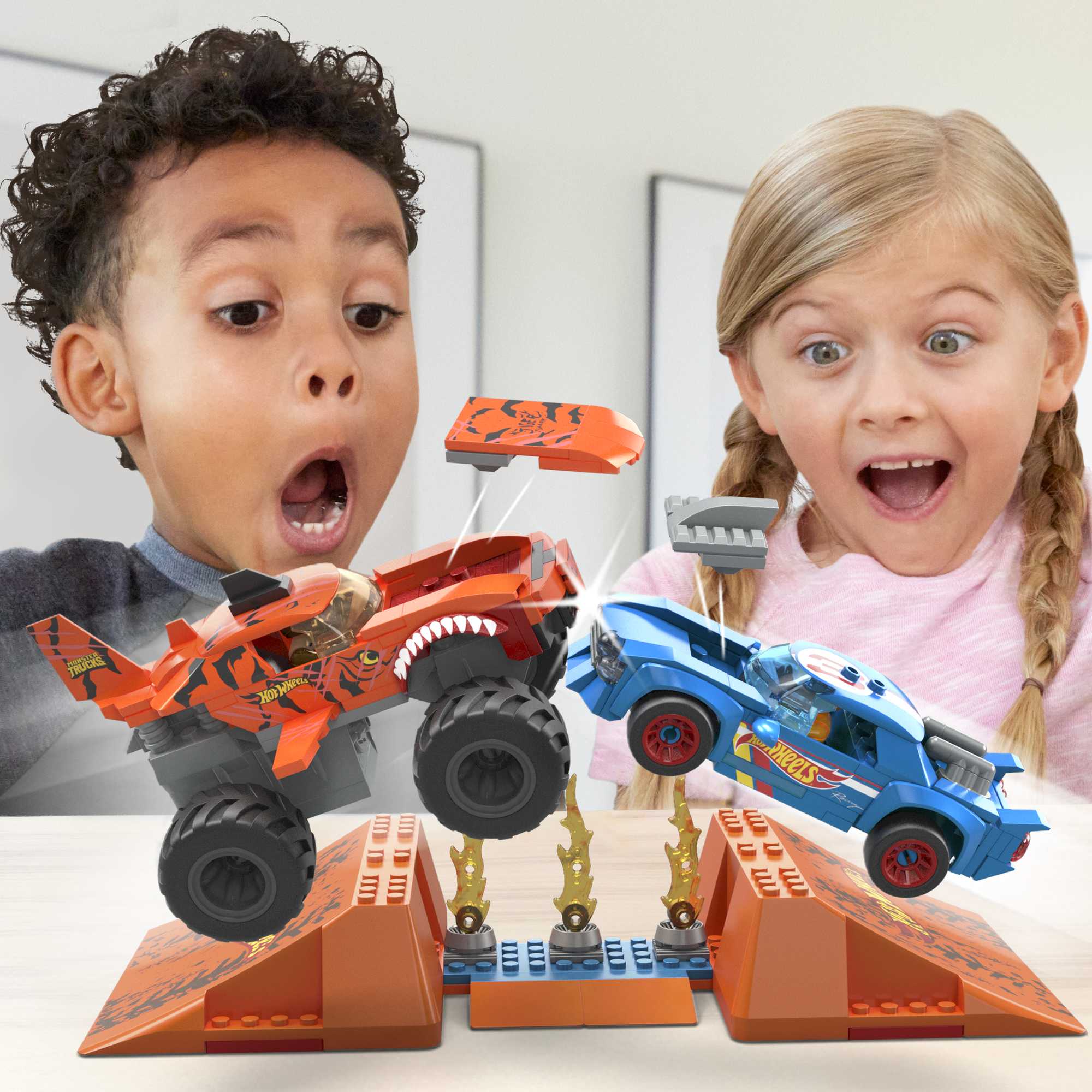 MEGA Construx Coches de bloques de construcción con pista Tiger Shark Hot Wheels Monster Trucks 3