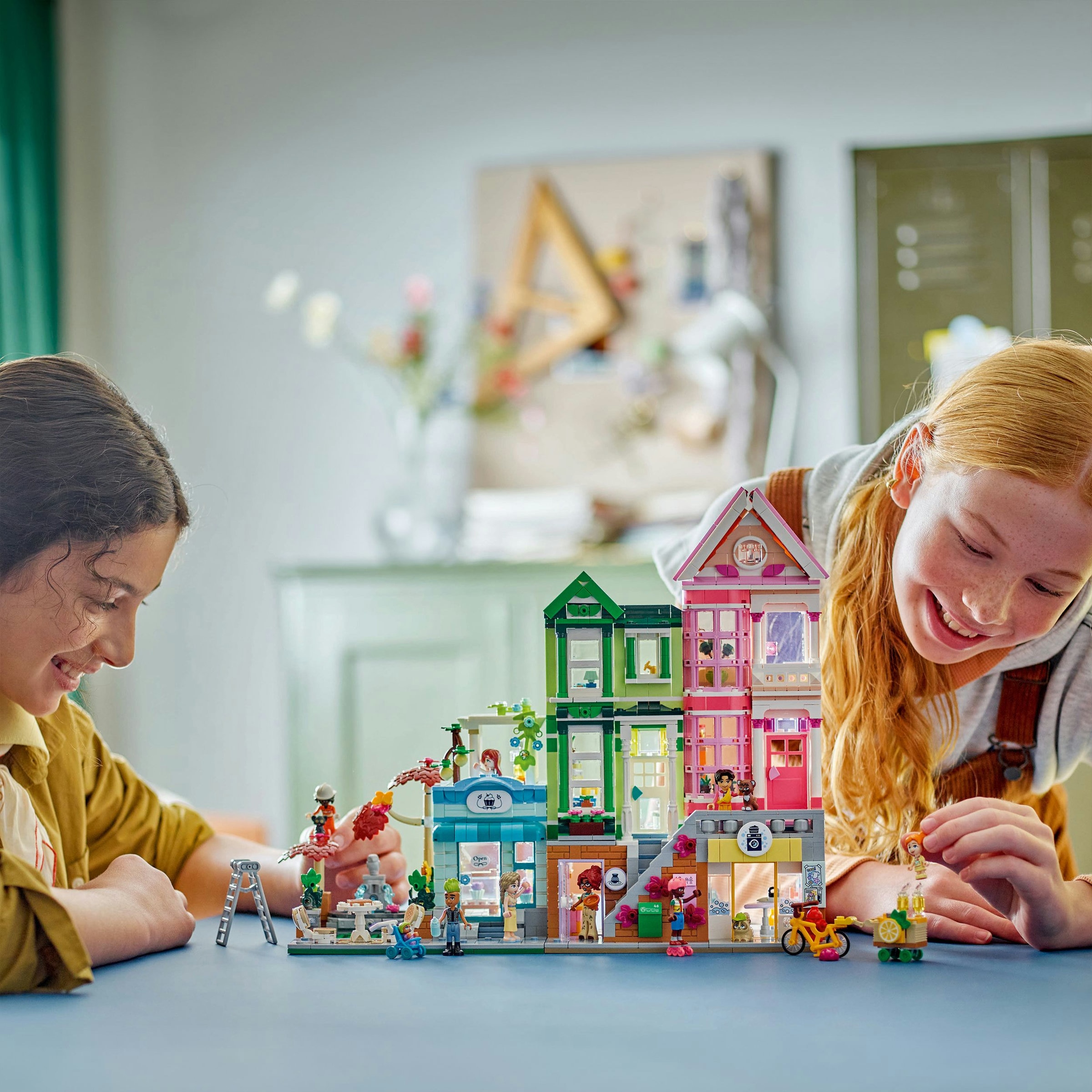 Juego de construcción Apartamentos y Tiendas de Heartlake City LEGO Friends - 42670 4