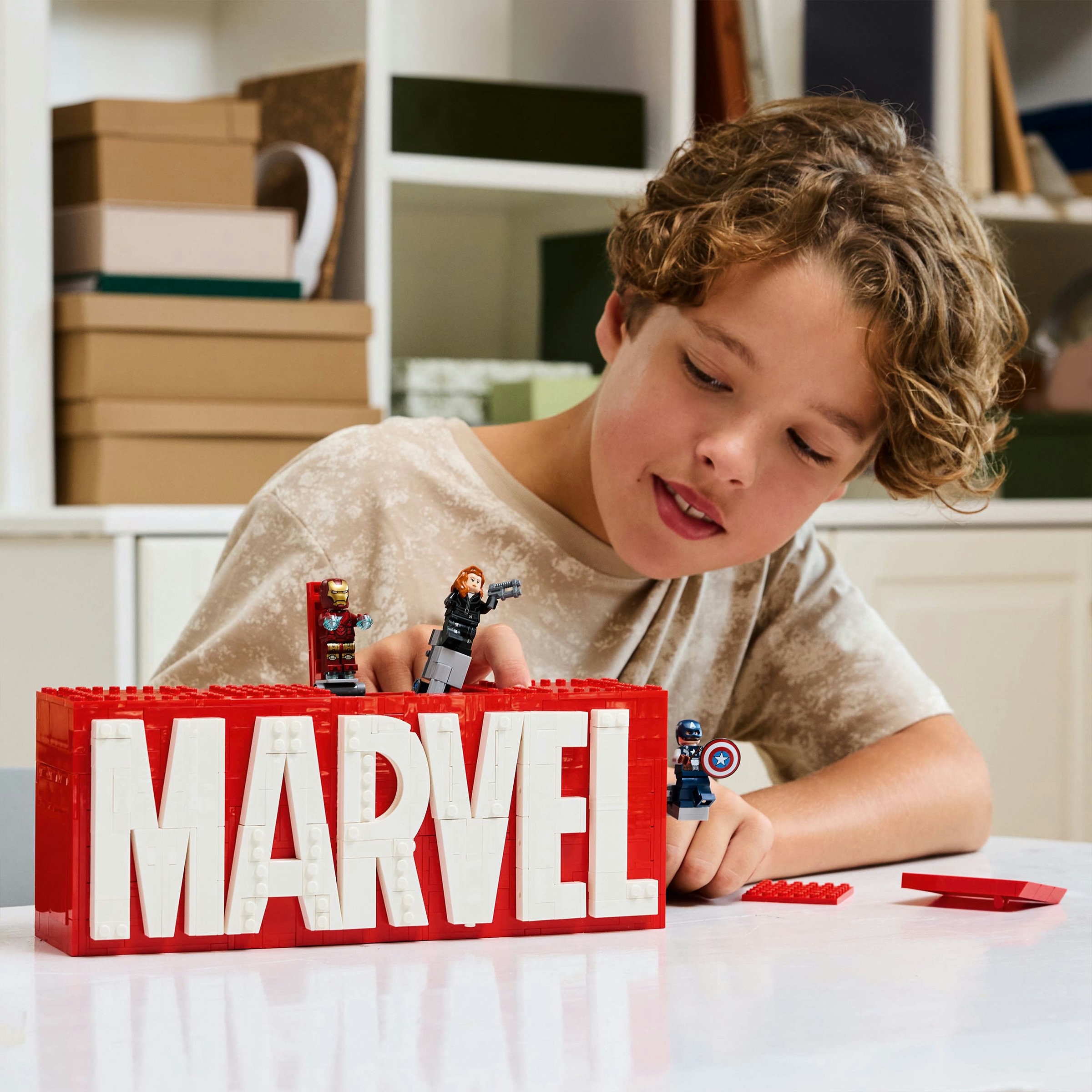 Logótipo MARVEL e Minifiguras MARVEL 2