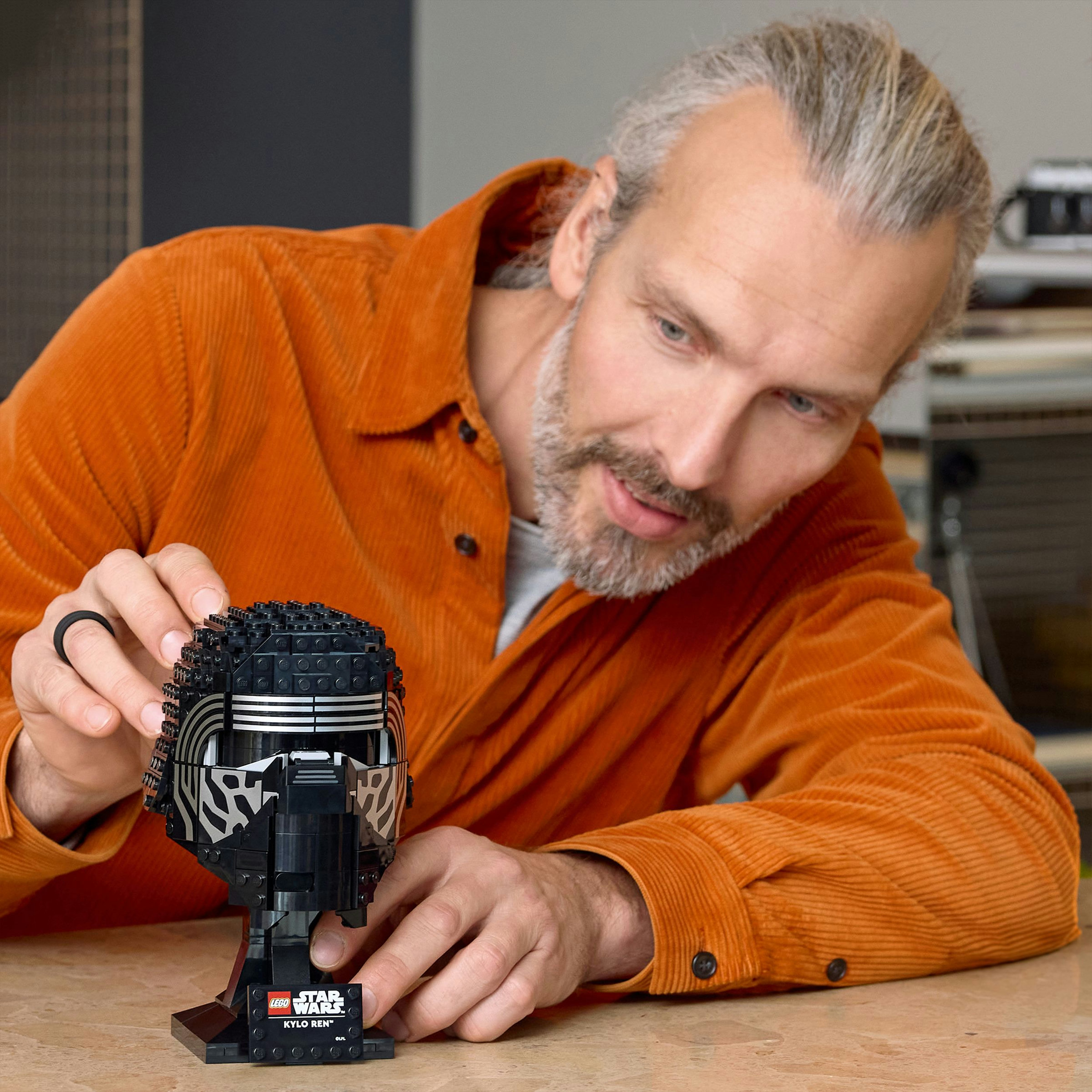 Juego de Construcción Casco de Kylo Ren LEGO Star Wars - 75415 2