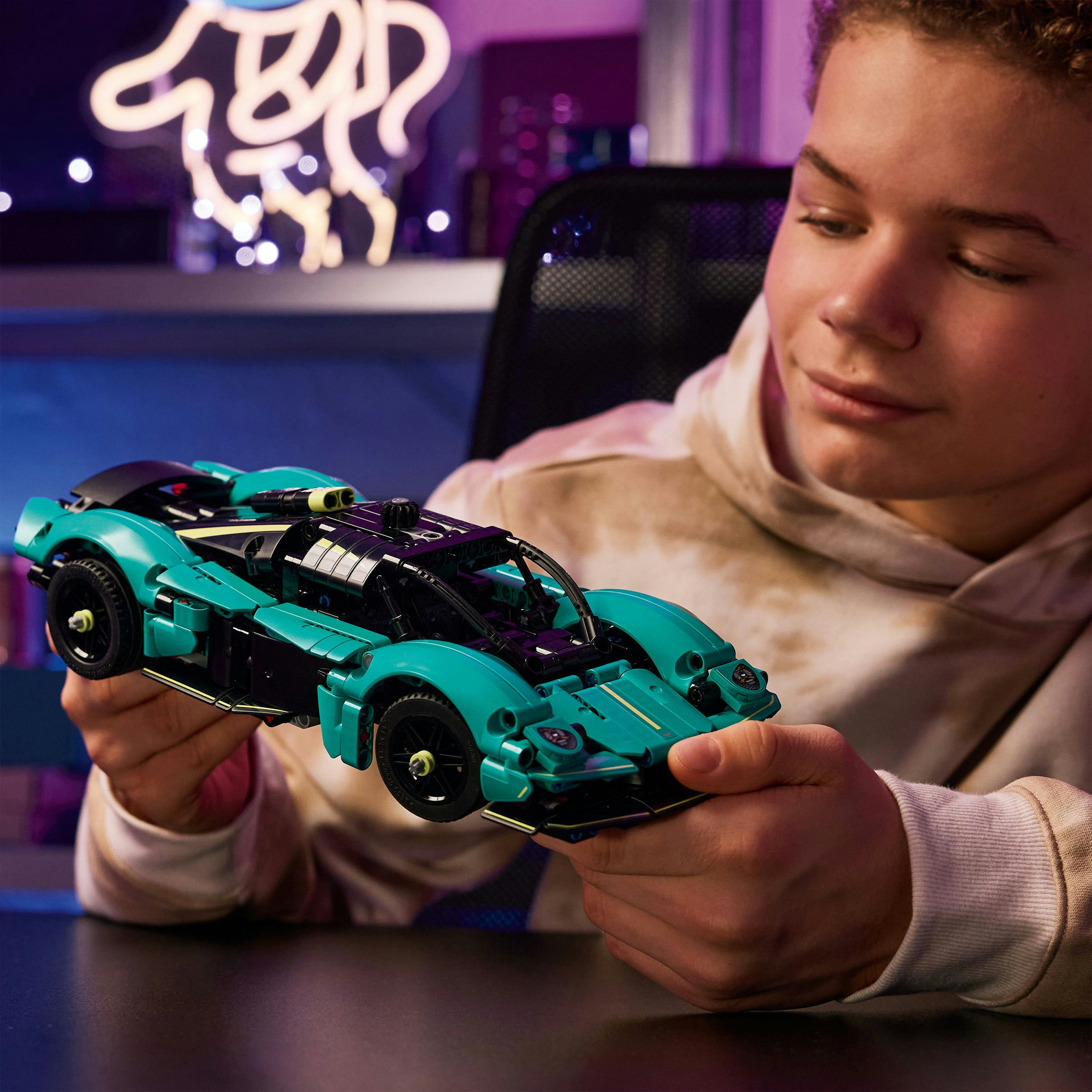 Aston MLego Artin Valkyrie Lego Technic 2