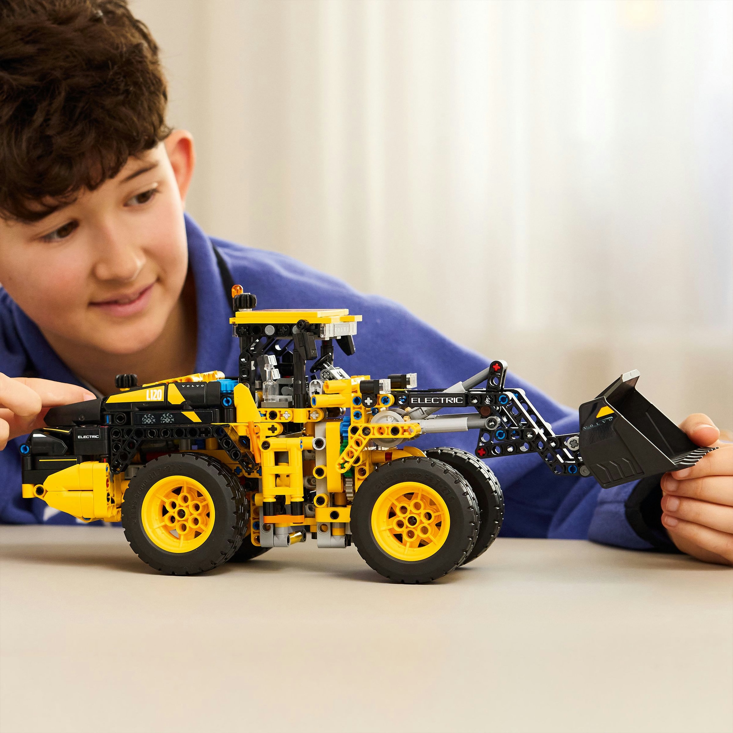 Juego de construcción Cargadora con Ruedas Volvo L120 Electric LEGO Technic - 42209 2