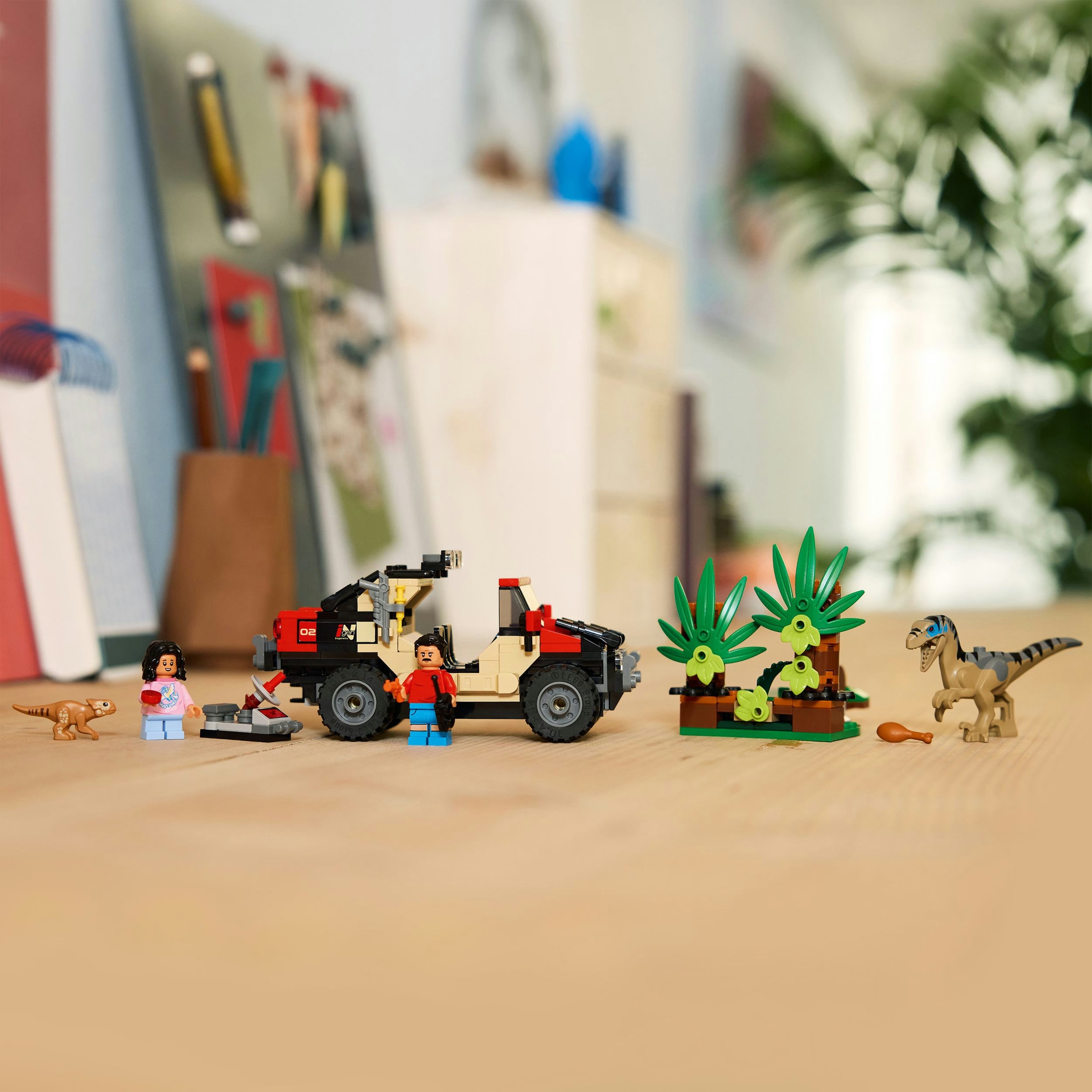 Juego de construcción Huida en Todoterreno y Raptor al Acecho LEGO Jurassic World - 76972 7