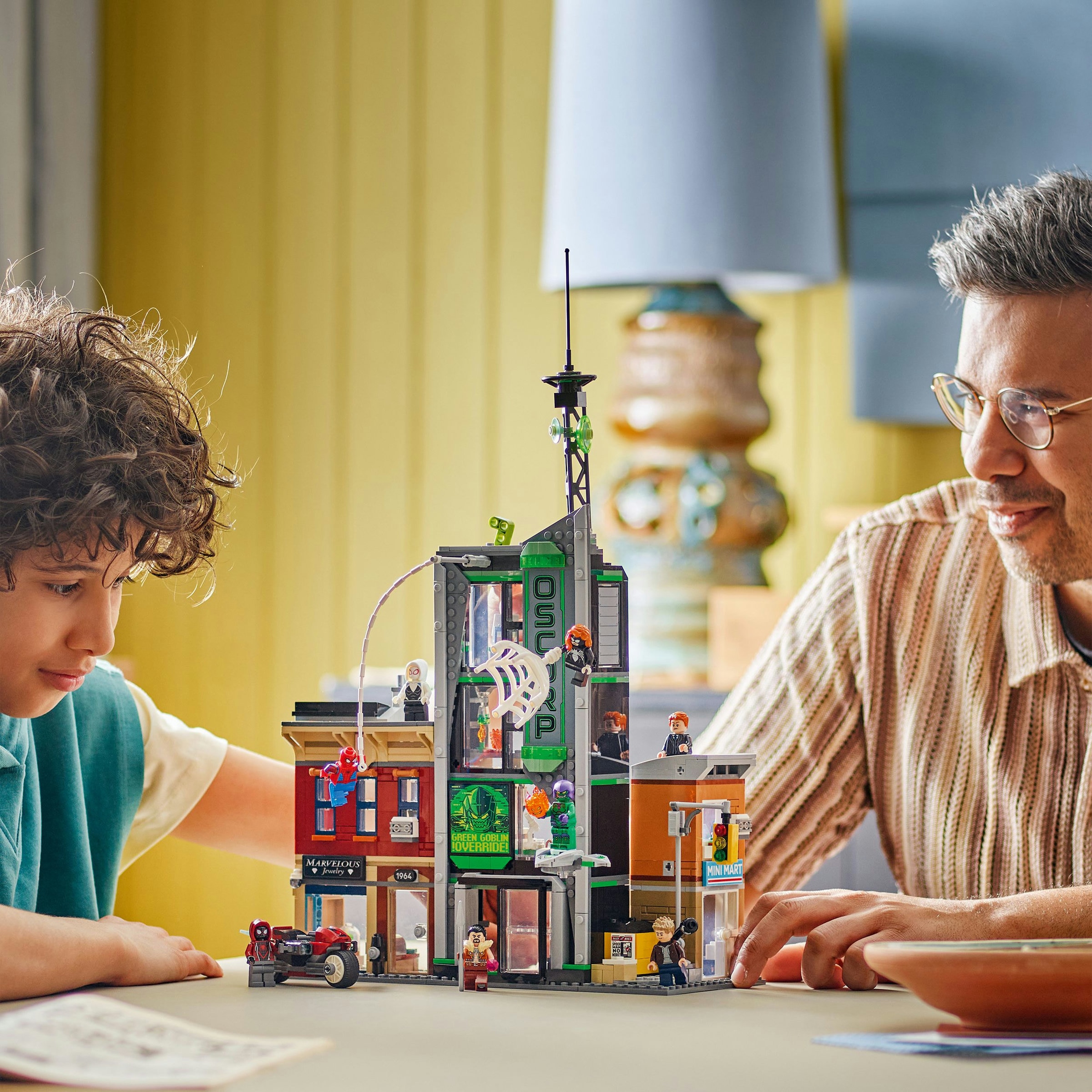 Juego de construcción Spider-Man vs. Oscorp LEGO Super Hero - 76324 3