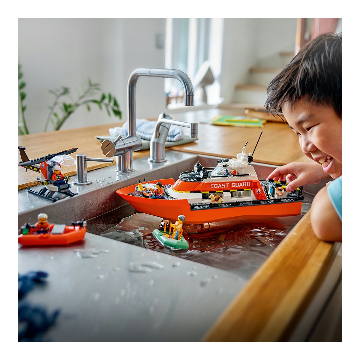 Juego de construcción Barco y Helicóptero de Rescate de Guardacostas LEGO City Exploration - 60504 3