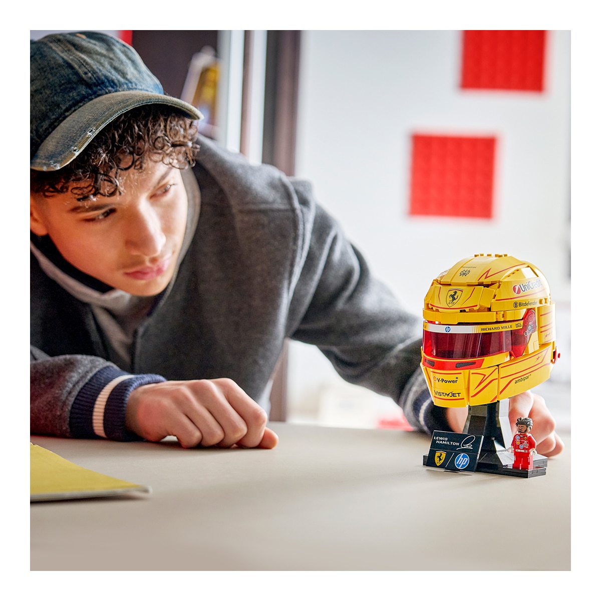 Capacete Scuderia Ferrari HP de Lewis Hamilton Lego Editions 7